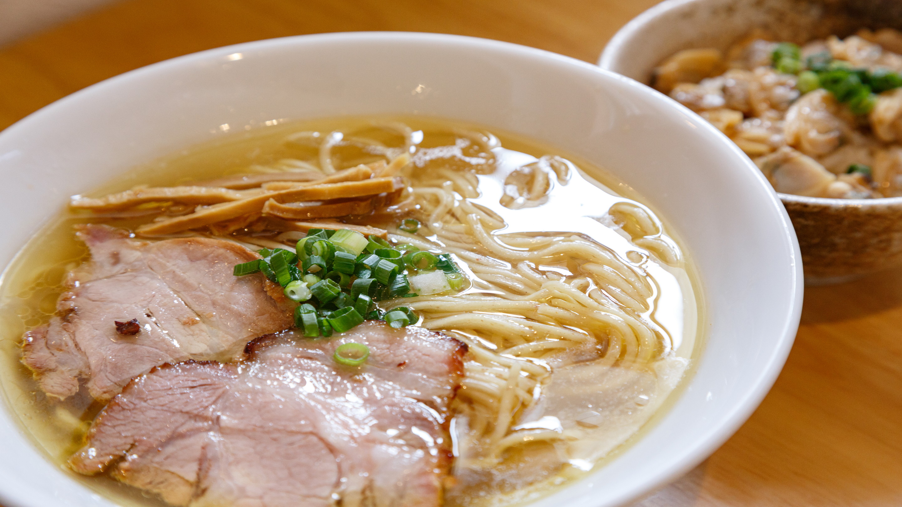 麵屋サマー太陽の「沖縄丸鶏スープ塩らーめん+あさりご飯セット」