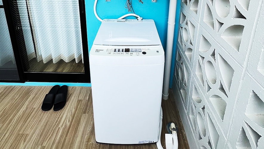 リゾートを連想するカラーテイストの客室で快適なステイを。洗濯機と乾燥機、簡易冷蔵庫も完備。