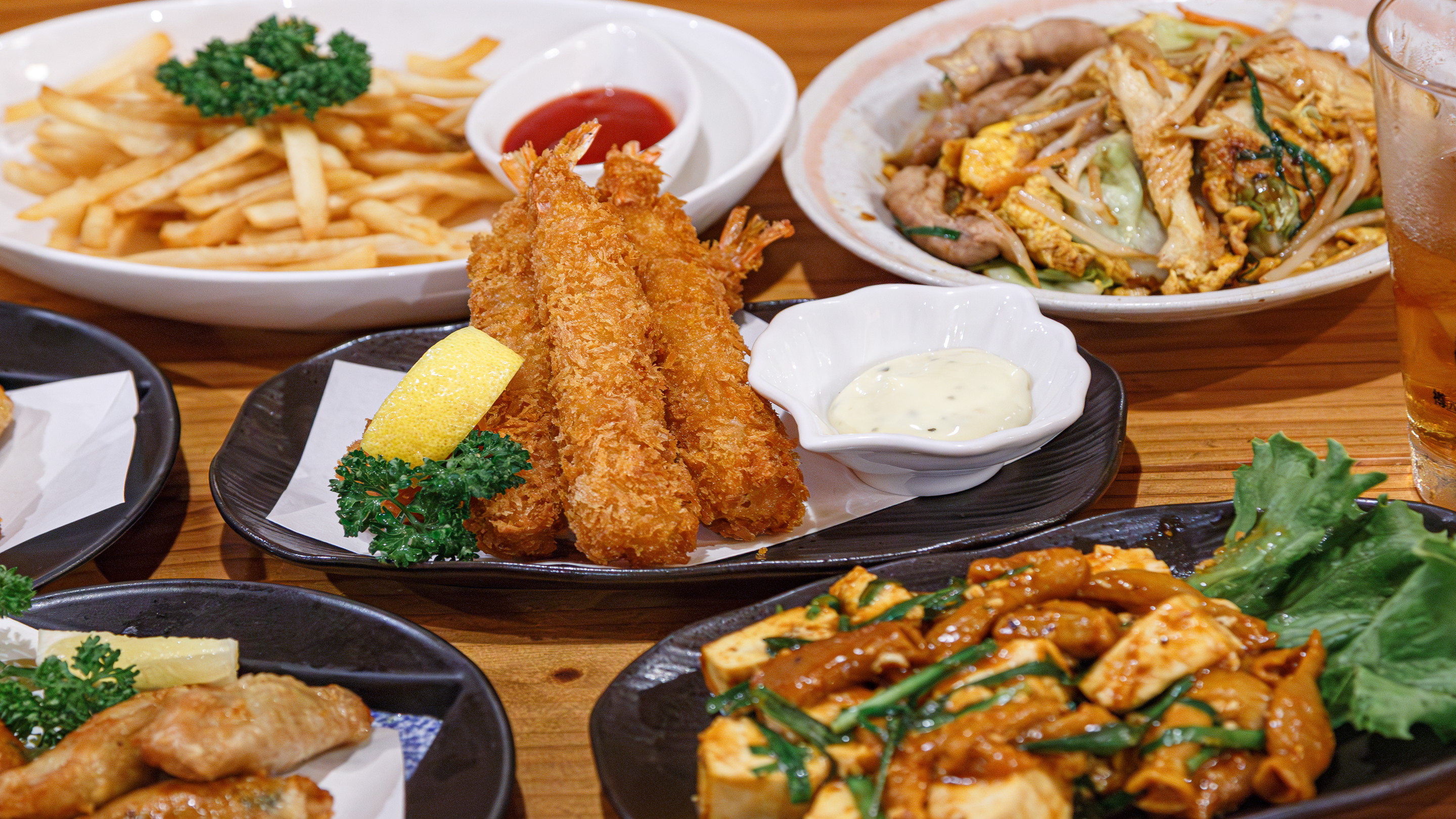 近くのお食事処では島ならではの郷土料理、沖縄料理を楽しもう