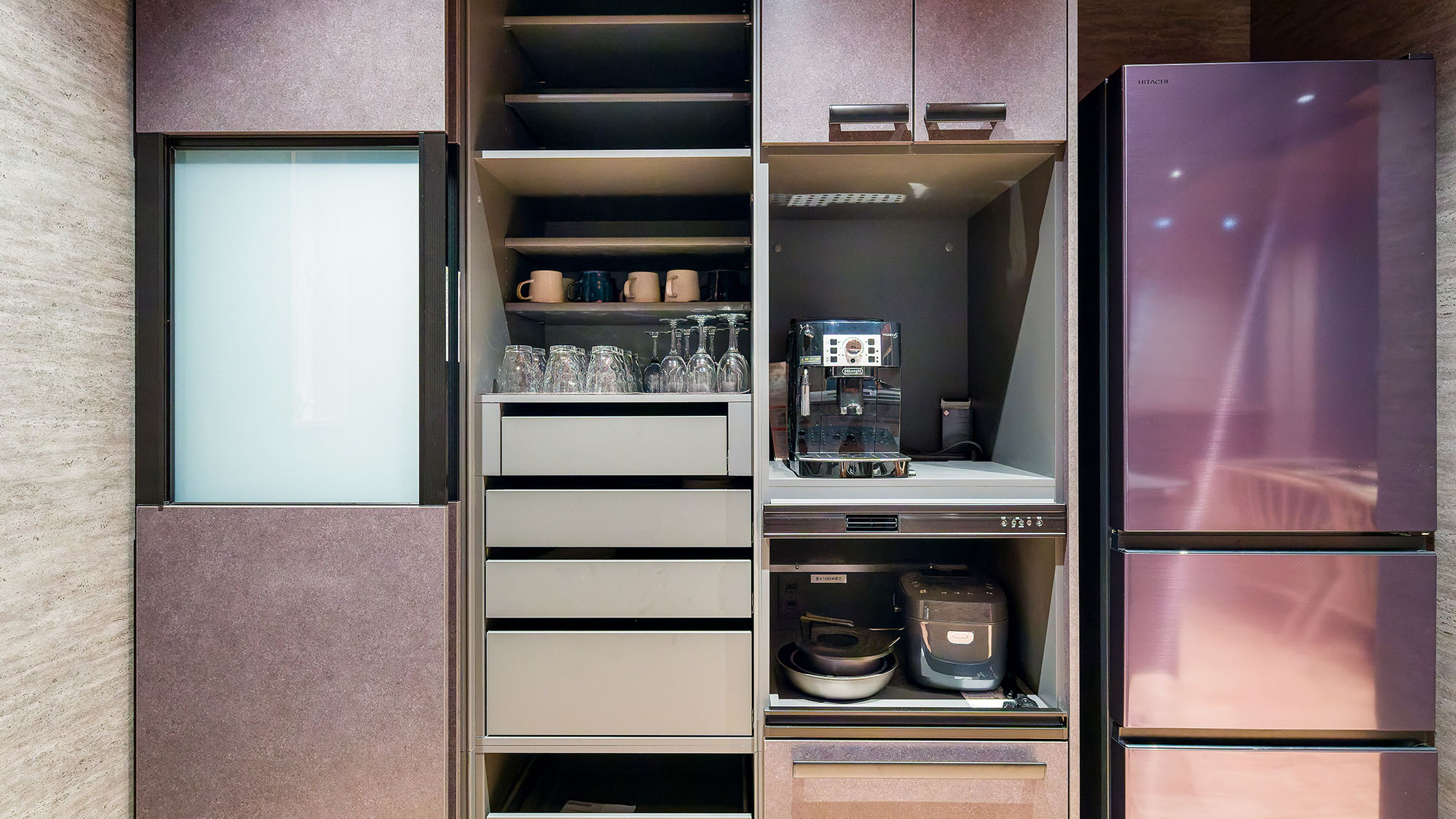 ・【鳳凰館・キッチン】冷蔵庫や炊飯器、調理器具なども揃っています