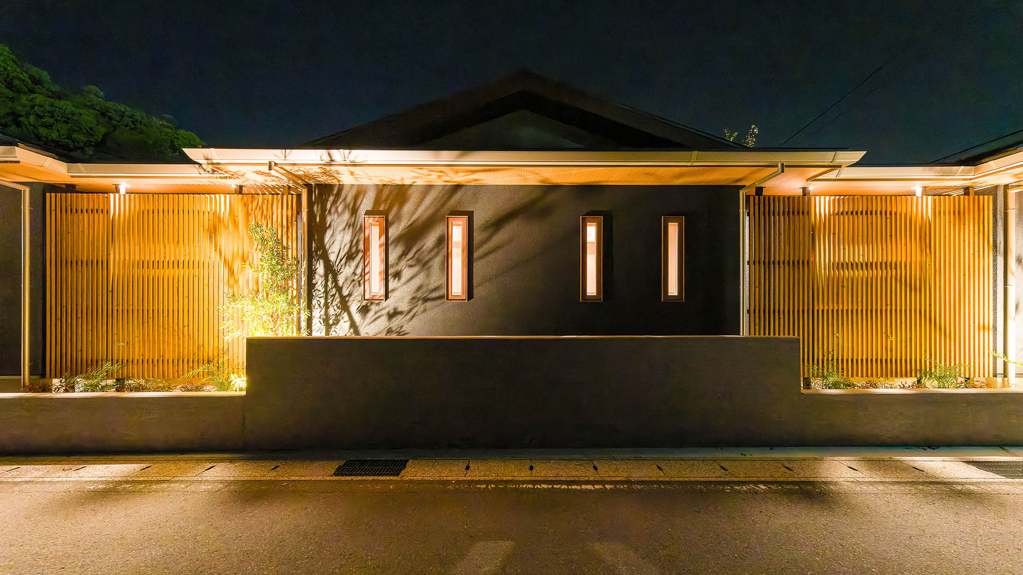 ・【鳳凰館・外観】夜はライトアップされて幻想的な雰囲気に