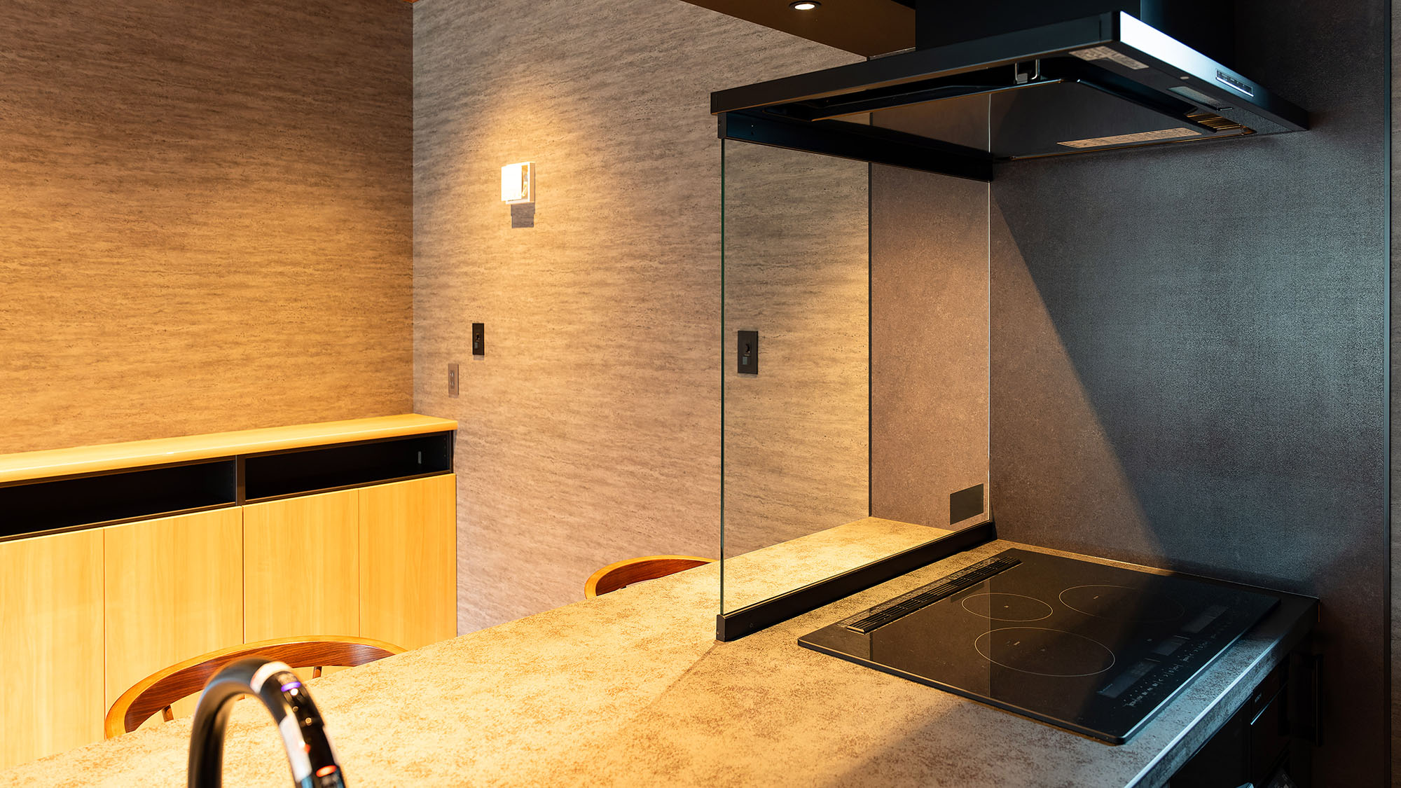 ・【鳳凰館・キッチン】コンロの前には耐熱ガラスを設置して安全に