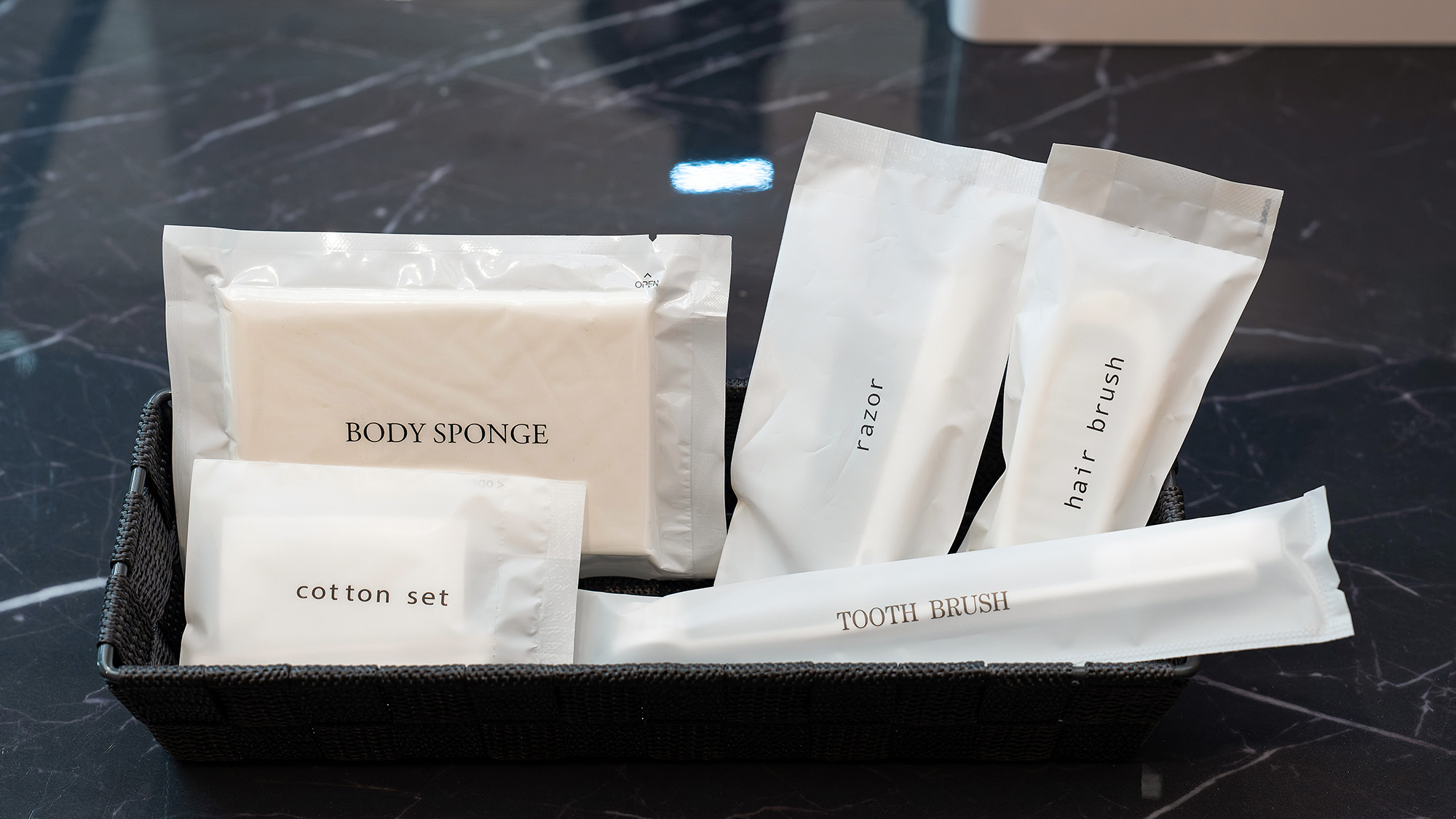 ・【鳳凰館・アメニティ】バスルームの棚の中にアメニティをご用意しております