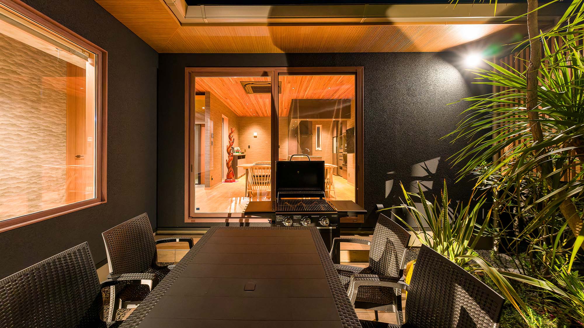 ・【鳳凰館・中庭】ライトアップされた樹木を眺めながら楽しむBBQ