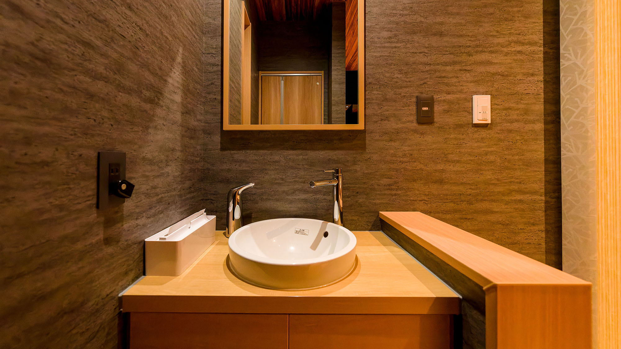 ・【鳳凰館・洗面台】清潔感のあるすっきりとした洗面スペース