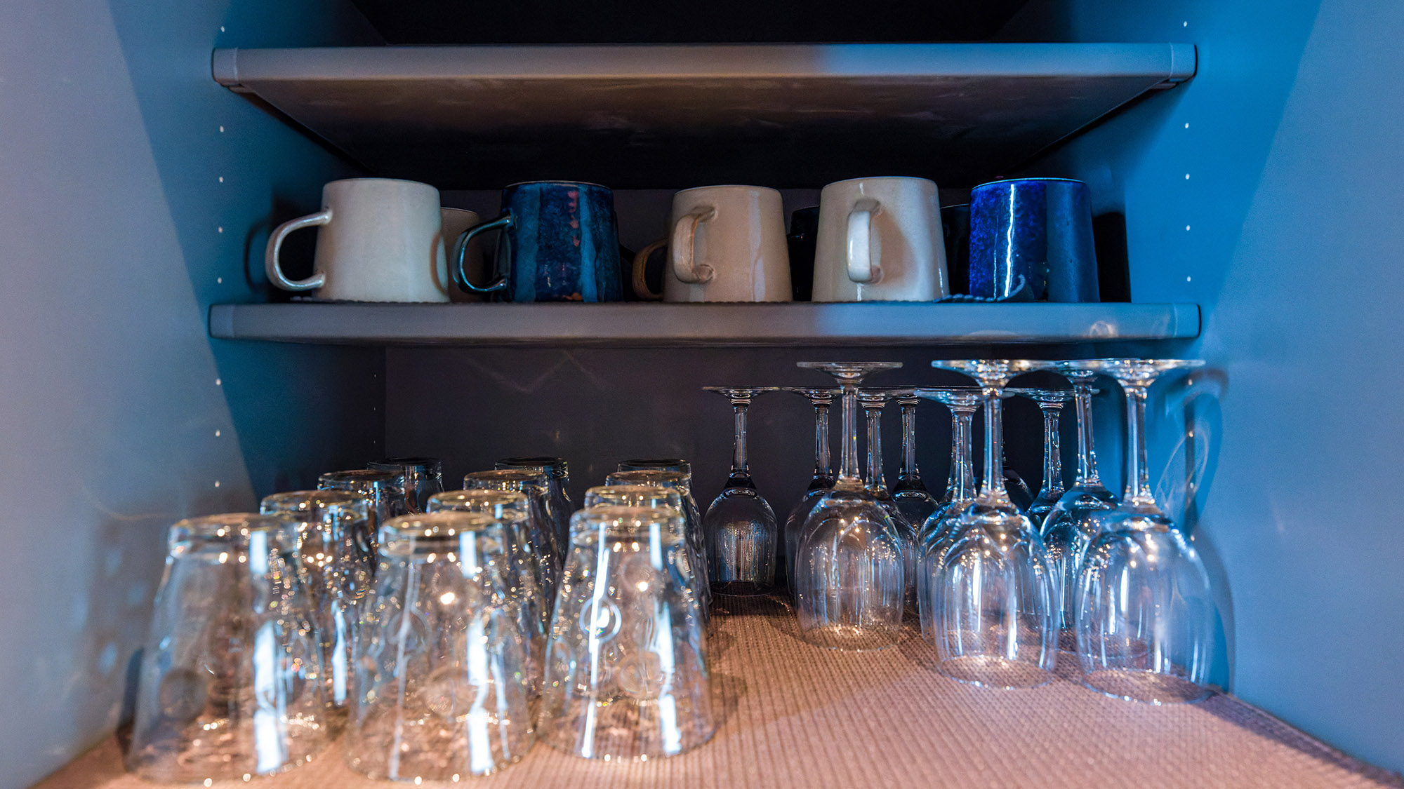 ・【鳳凰館・キッチン】グラス類も十分な数を揃えております