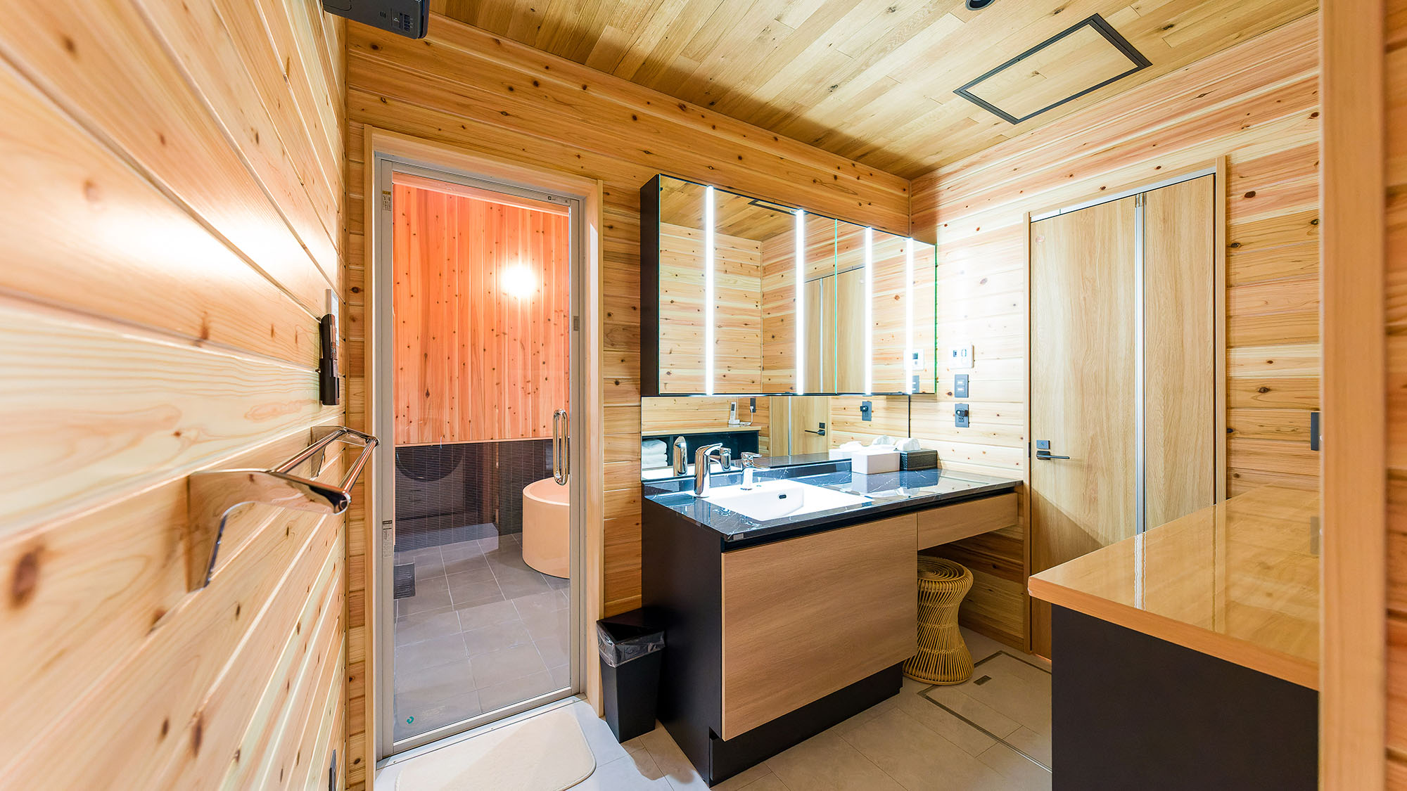 ・【鳳凰館・脱衣所】広々とした脱衣＆洗面スペースになっております