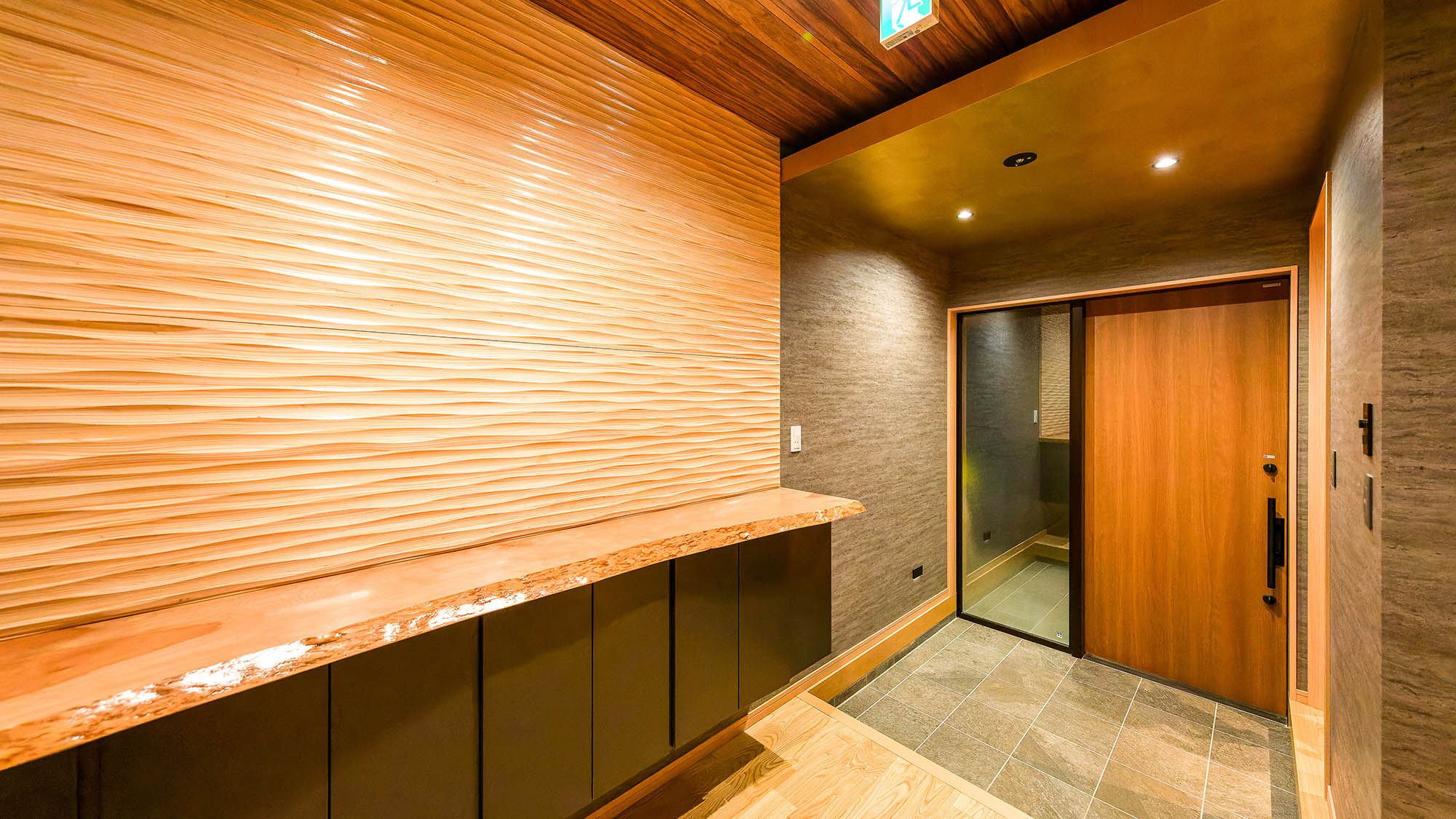 ・【鳳凰館・エントランス】玄関ポーチも広々とした設計になっています