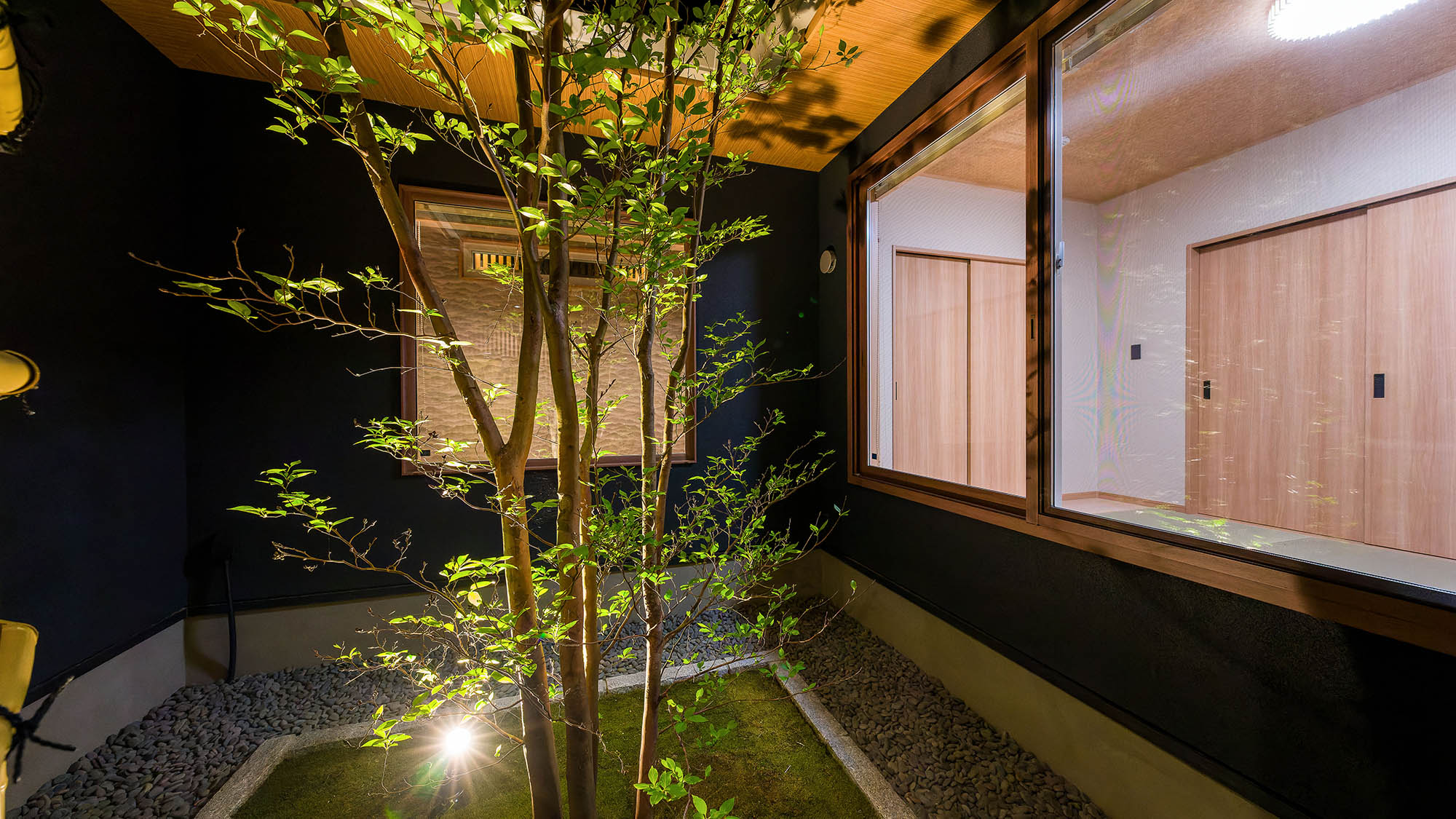 ・【鳳凰館・中庭】和室や廊下からも中庭をご覧いただけます