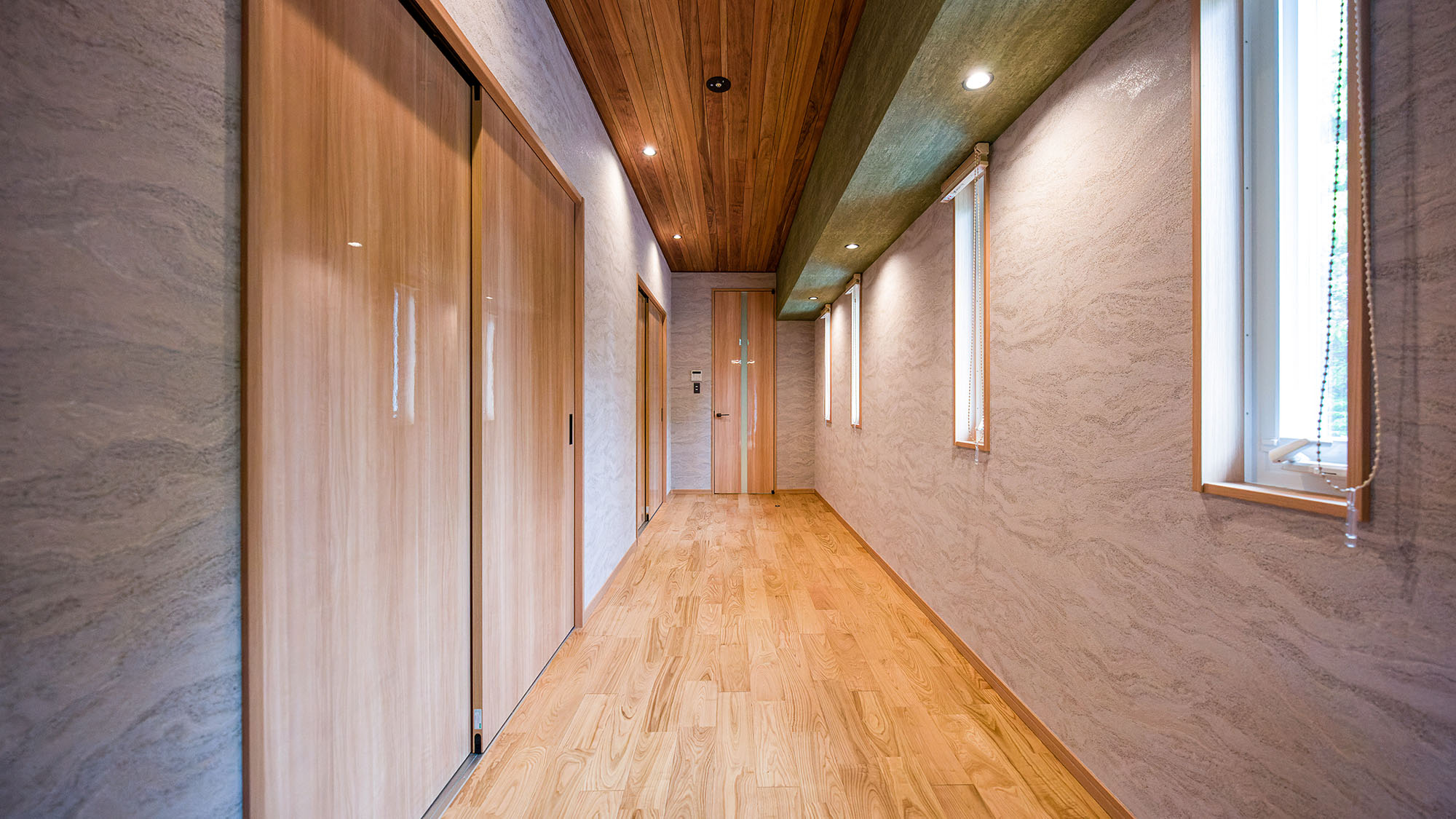 ・【鳳凰館・廊下】ゆったり幅の廊下は小窓から明るい光が入ってきます