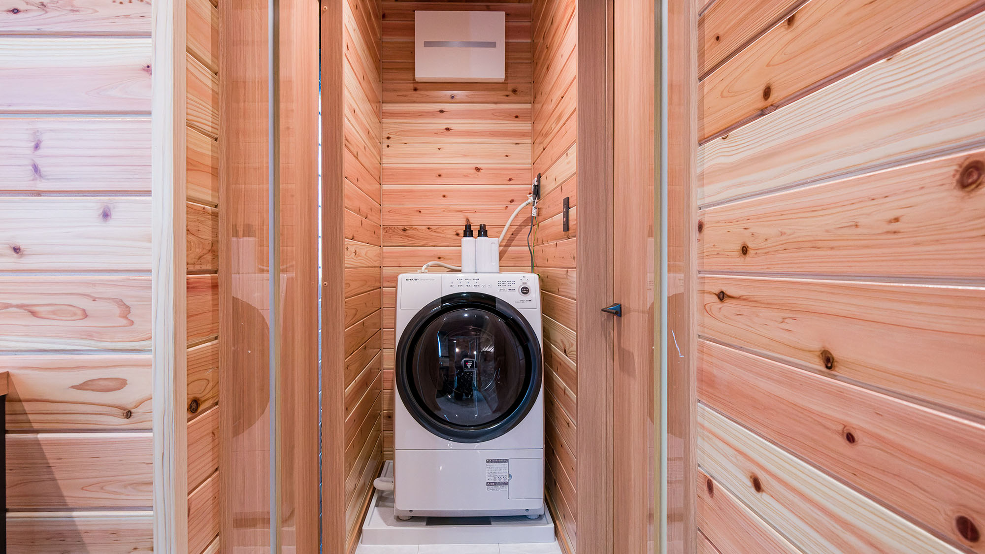 ・【鳳凰館・ランドリー】洗濯乾燥機もあり、長期滞在にもおすすめです