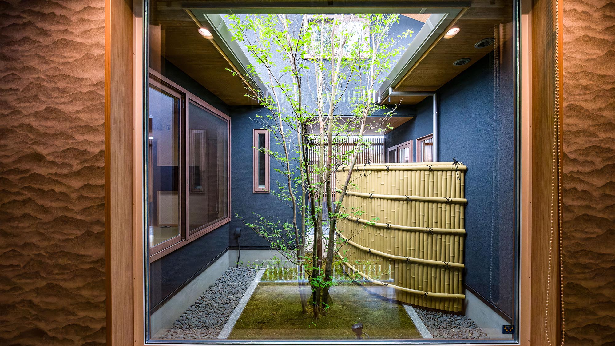 ・【鳳凰館・中庭】様々な角度から中庭の景色をお楽しみいただけます