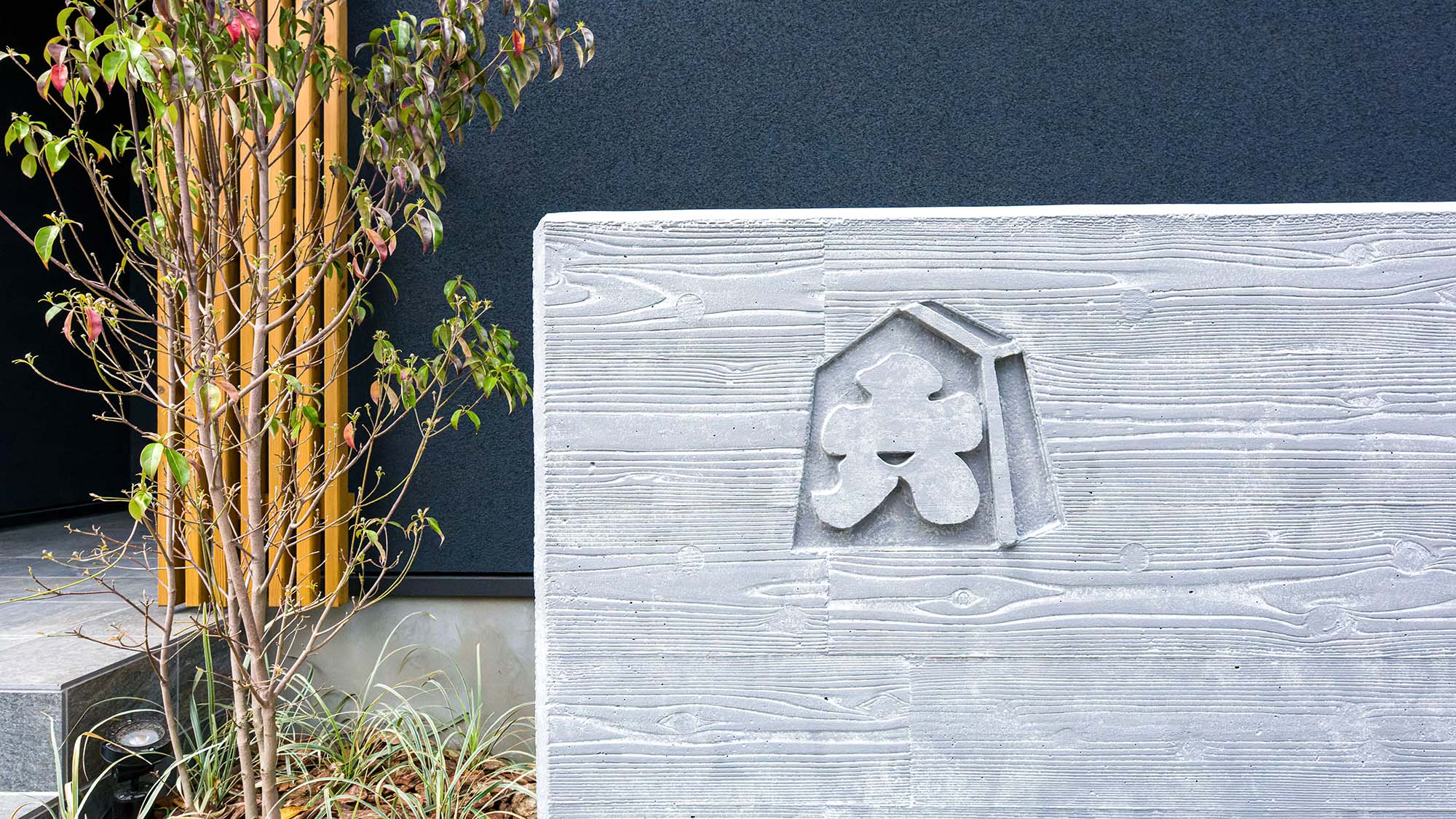 ・【鳳凰館・外観】印象的なデザインが施されたエントランス