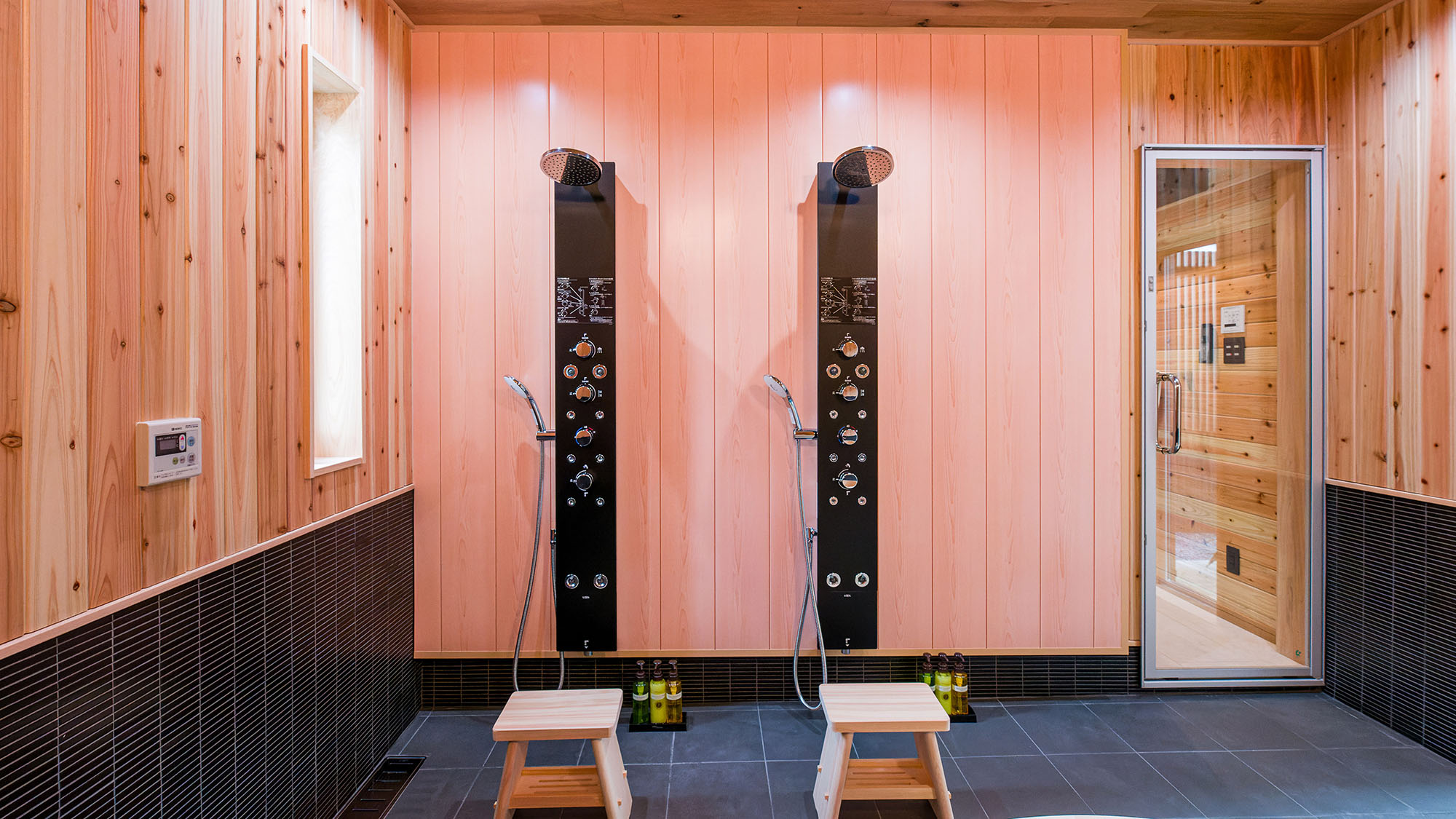 ・【鳳凰館・シャワーブース】全身マッサージ機能付きシャワーブースを2つ設置しています