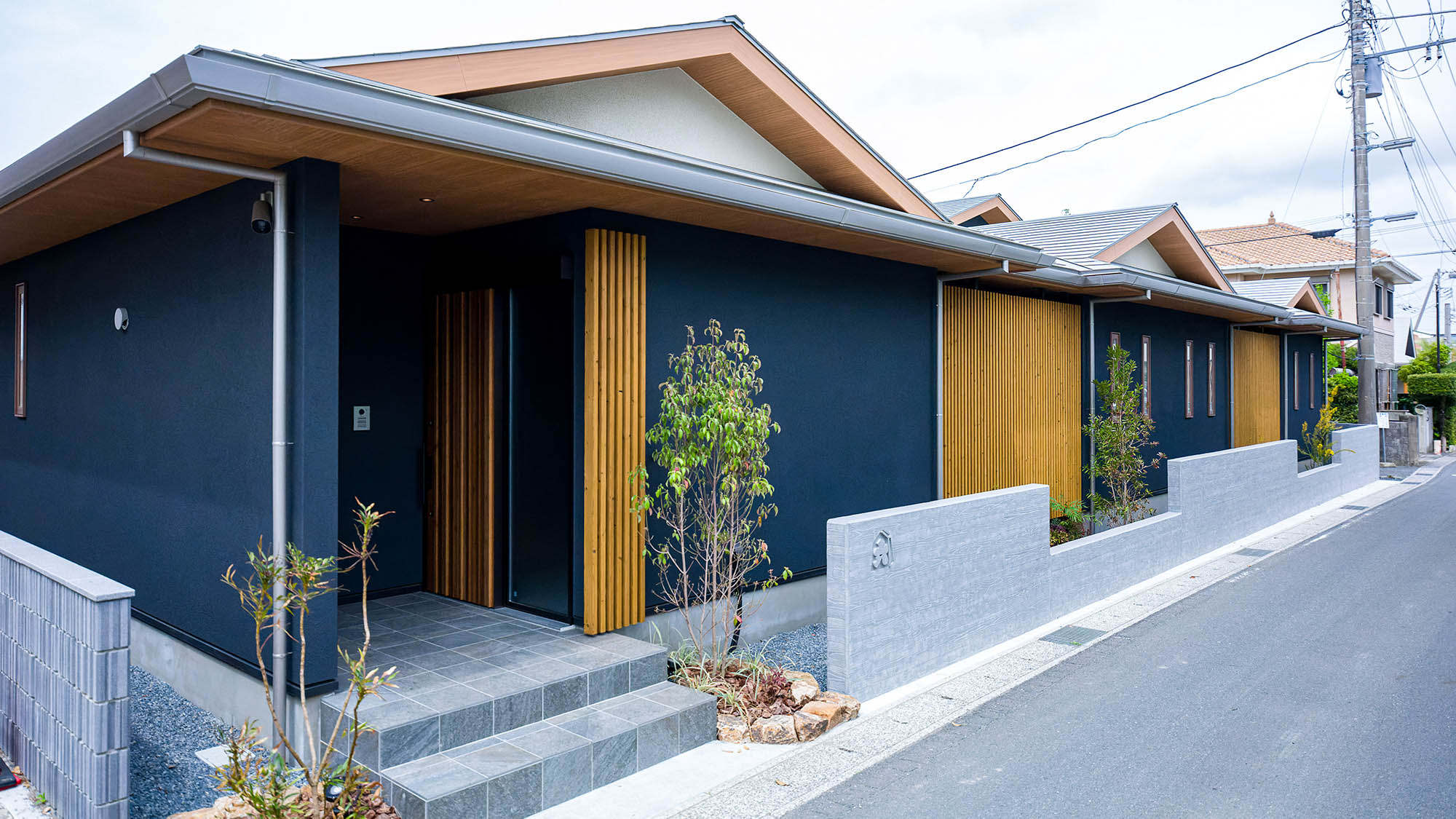 ・【鳳凰館・外観】3棟を廊下で繋げ中庭を2か所に造った高級貸別荘