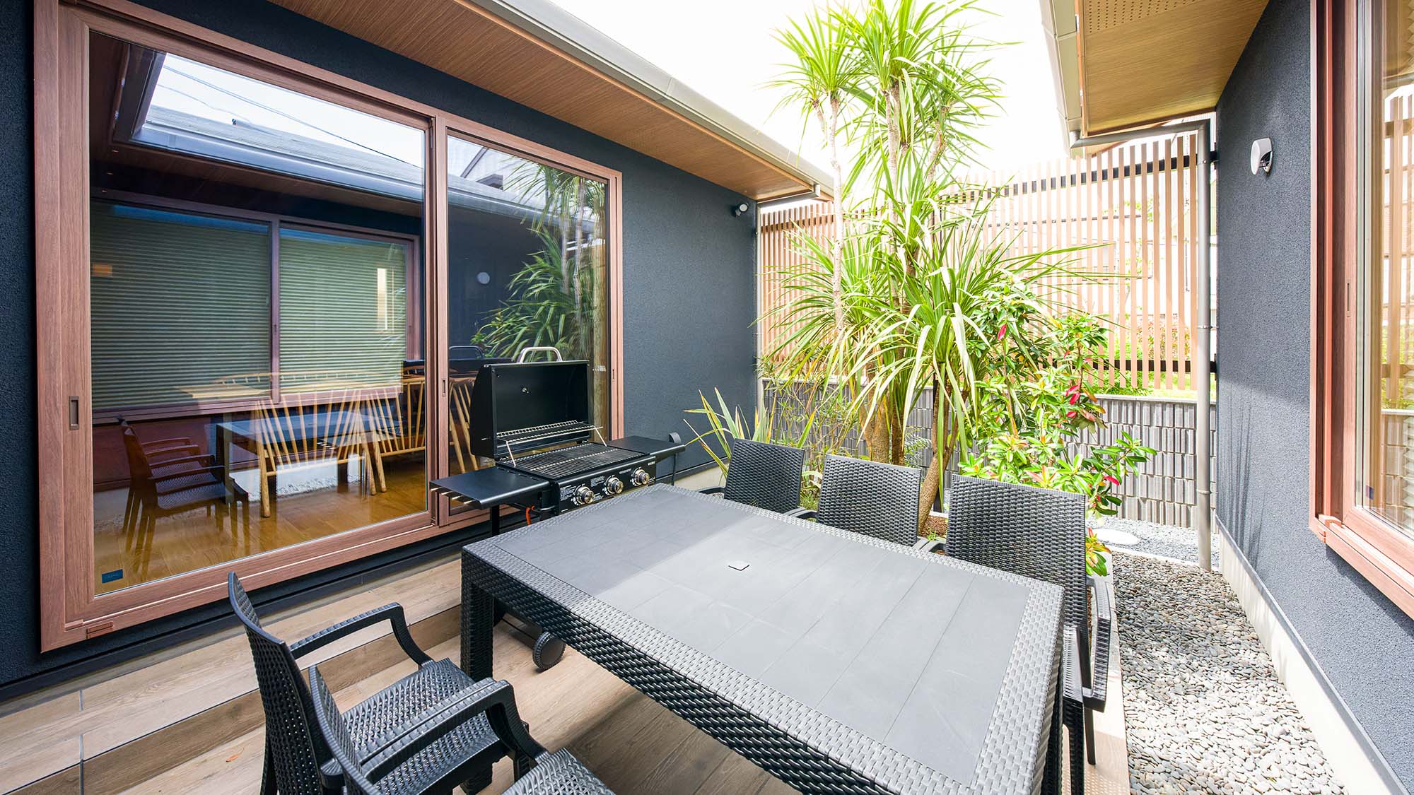 ・【鳳凰館・中庭】明るい光が差し込むテラスでのんびりしませんか