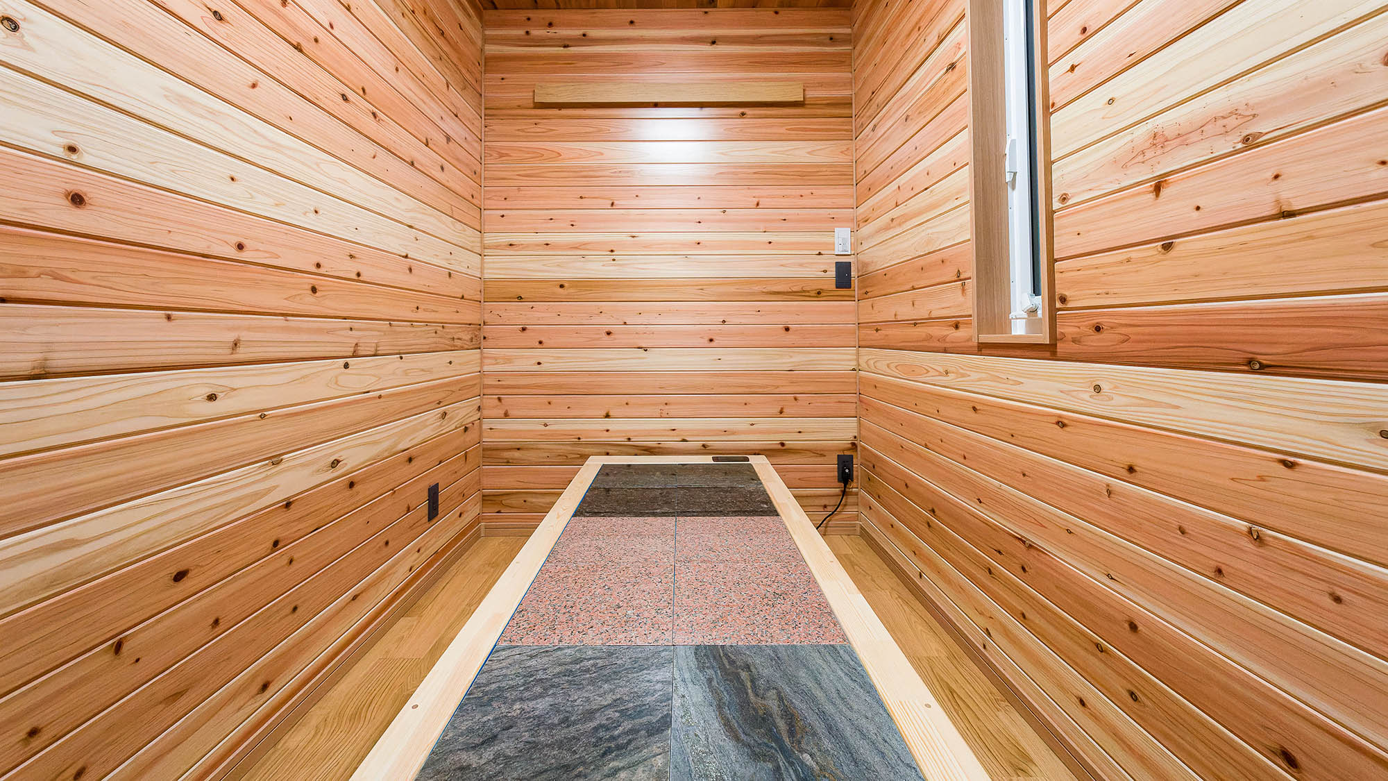 ・【鳳凰館・岩盤浴】天然鉱石の岩盤プレートが敷き詰められた岩盤浴ベッド