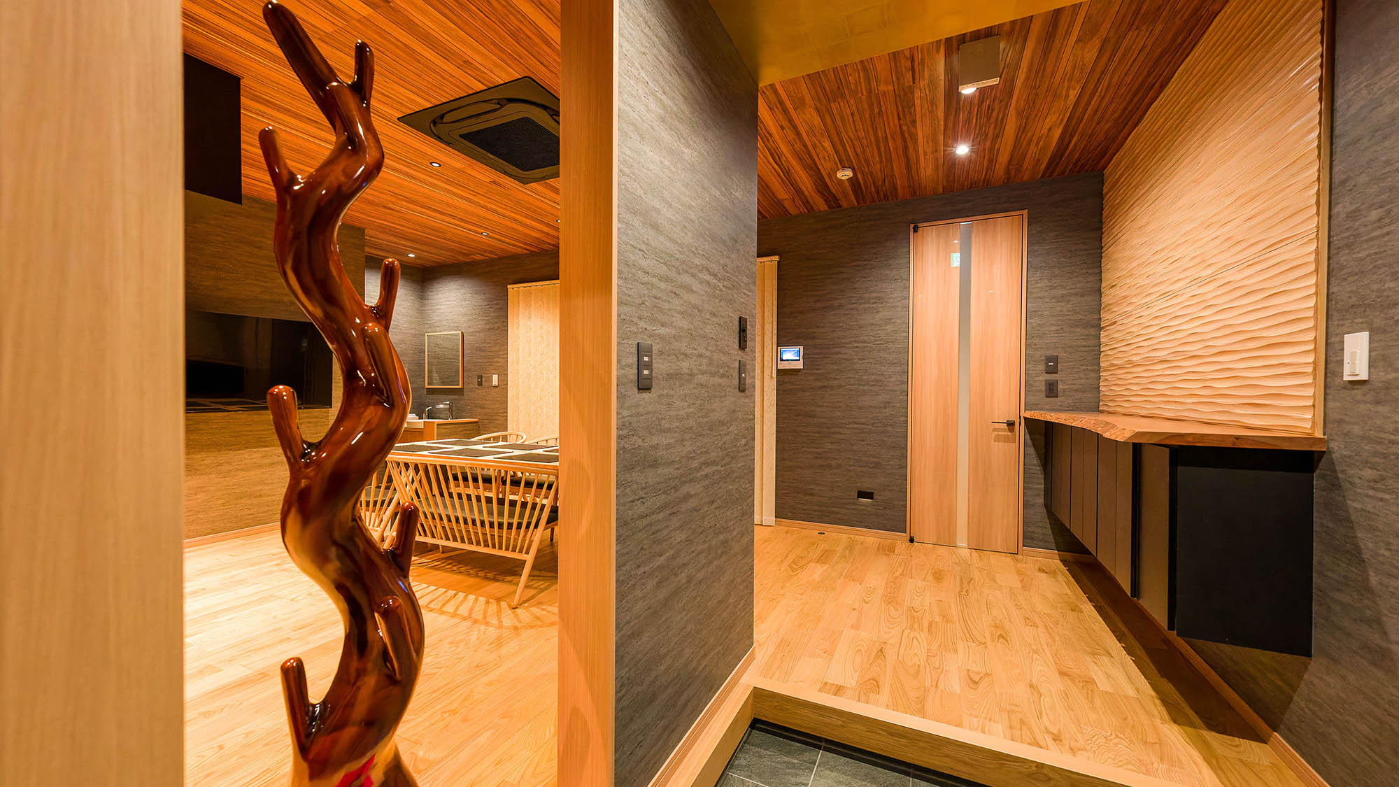 ・【鳳凰館・エントランス】一歩入ると非日常の贅沢な空間が広がります