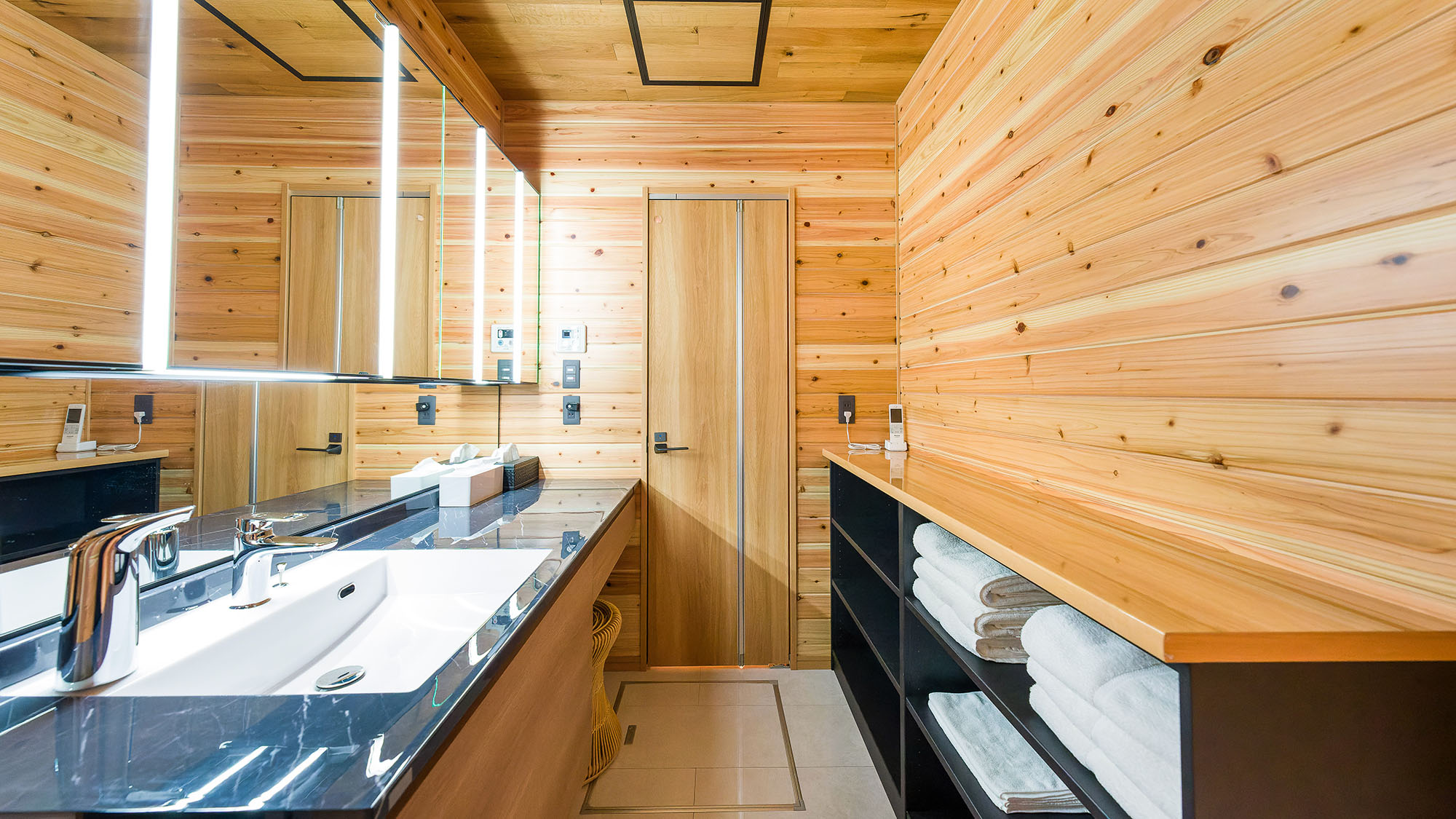 ・【鳳凰館・脱衣所】木の温もりを感じるバスルーム。タオル類もこちらにございます