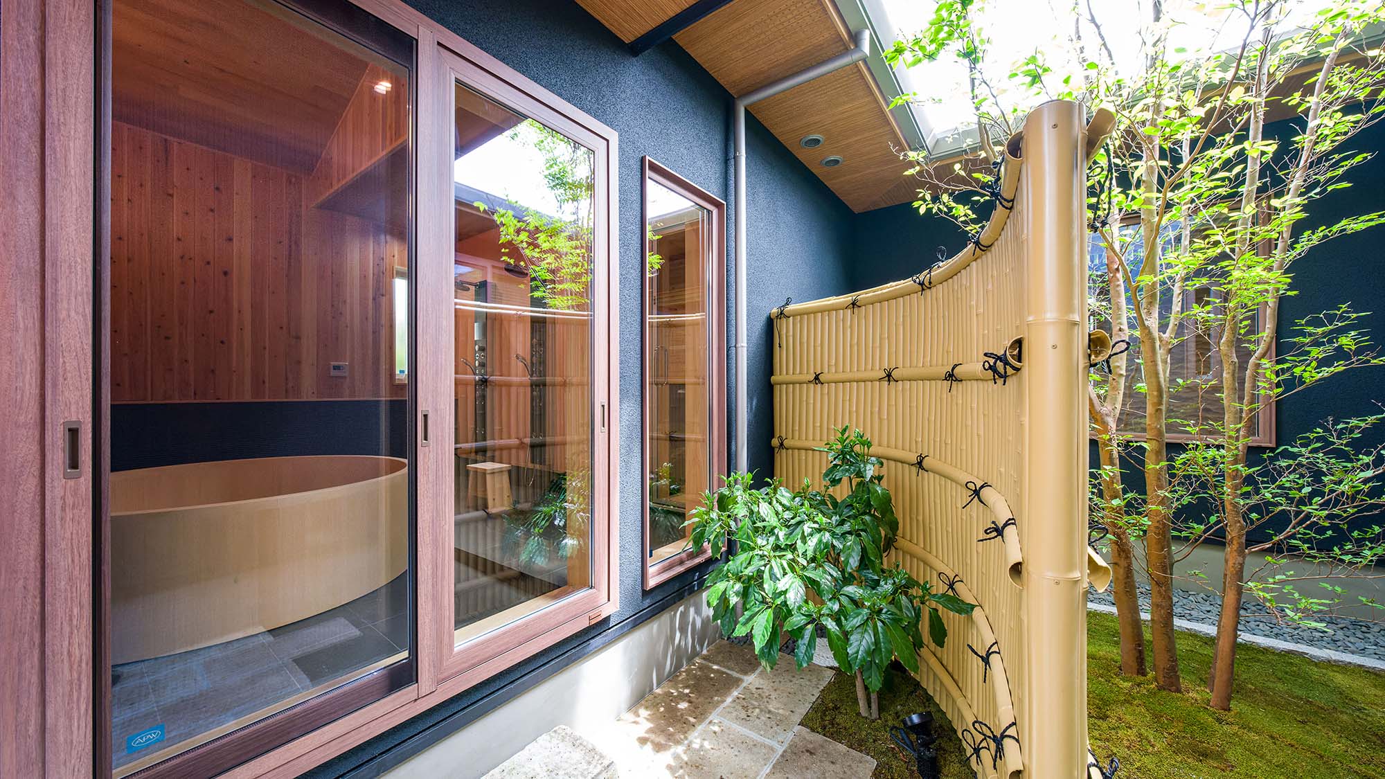 ・【鳳凰館・ヒノキ風呂】大きな窓を開ければ中庭に繋がる半露天風呂