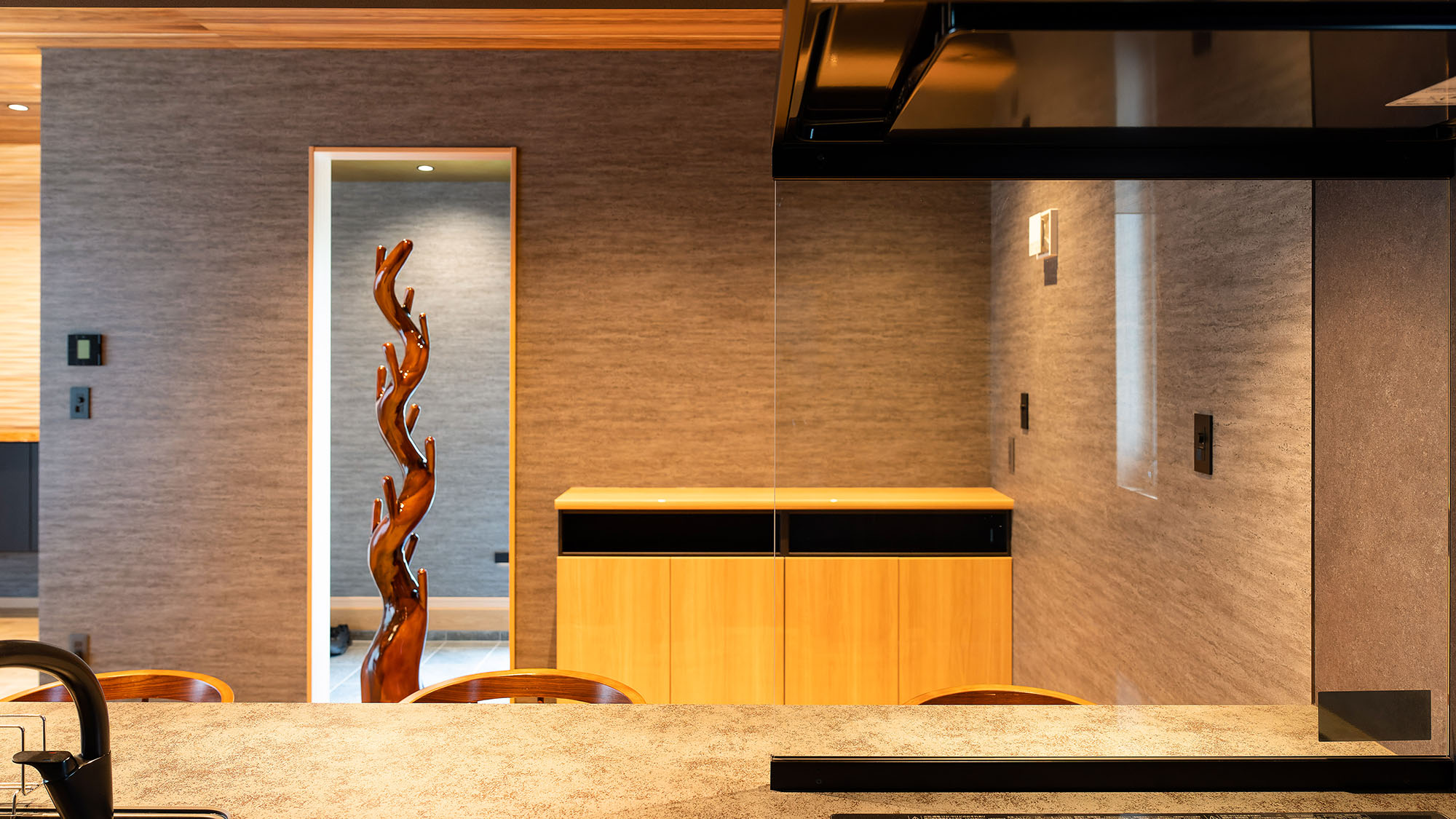 ・【鳳凰館・キッチン】カウンター越しに見える場所にはおしゃれなオブジェ