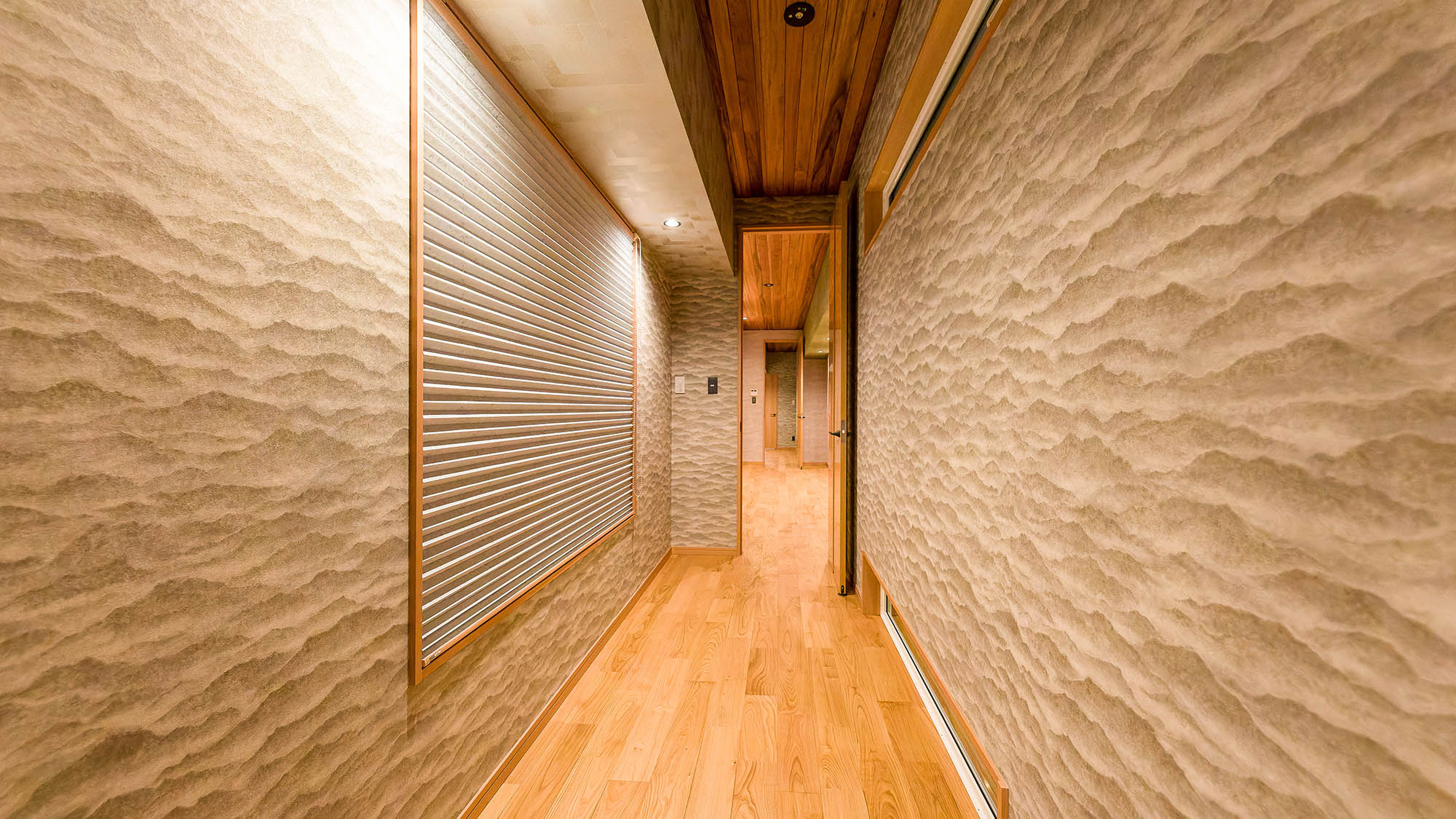 ・【鳳凰館・廊下】3棟を廊下で繋げて広々とした贅沢空間