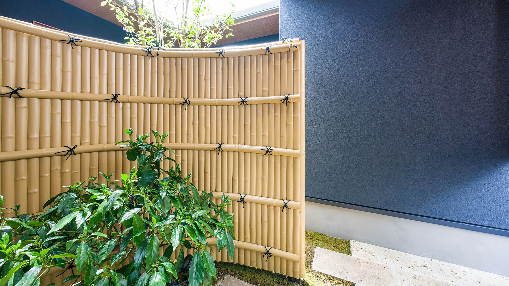 ・【鳳凰館・中庭】お風呂から見える中庭もございます