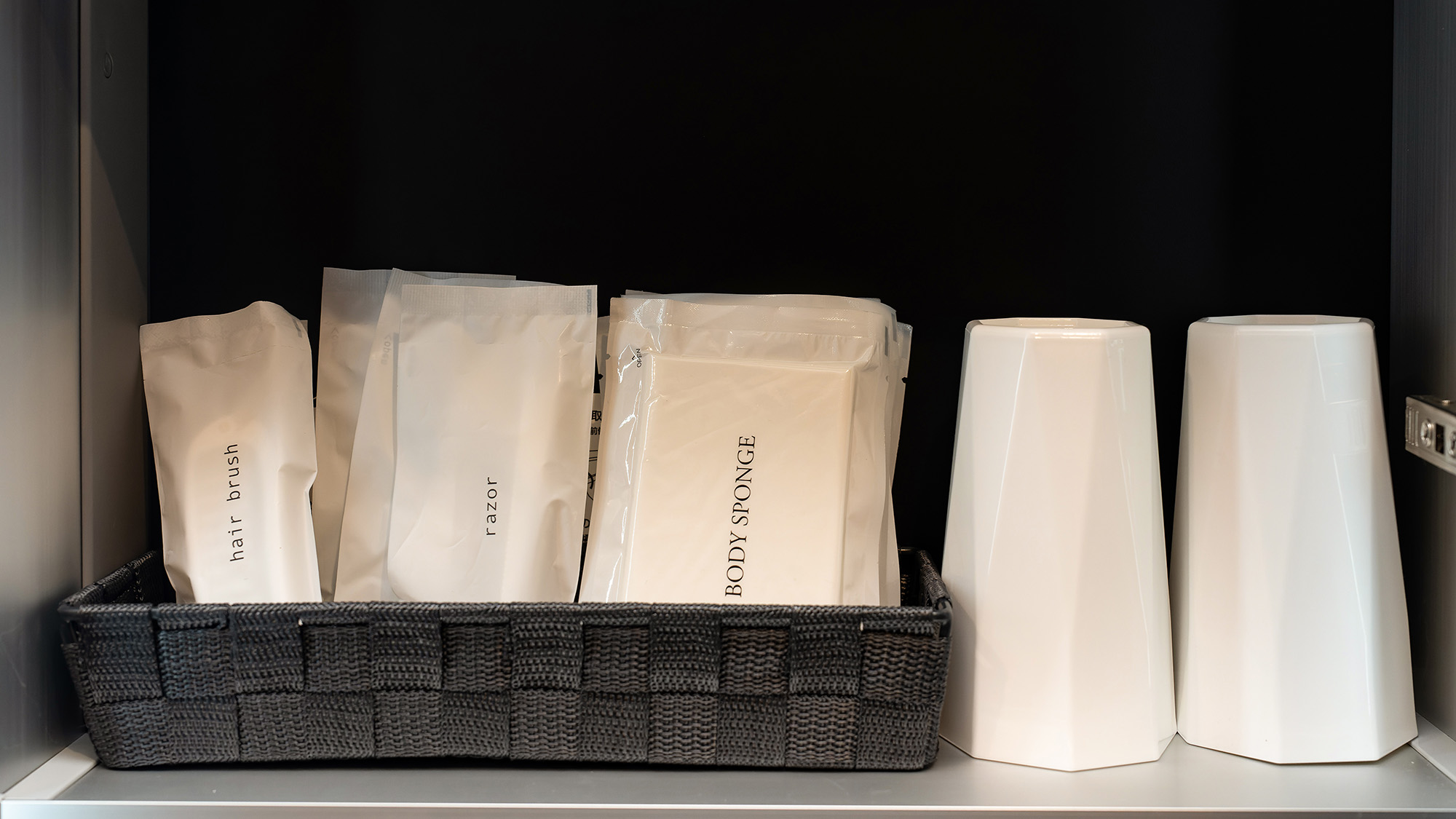 ・【鳳凰館・アメニティ】ヘアブラシやカミソリ、ボディスポンジ等がございます