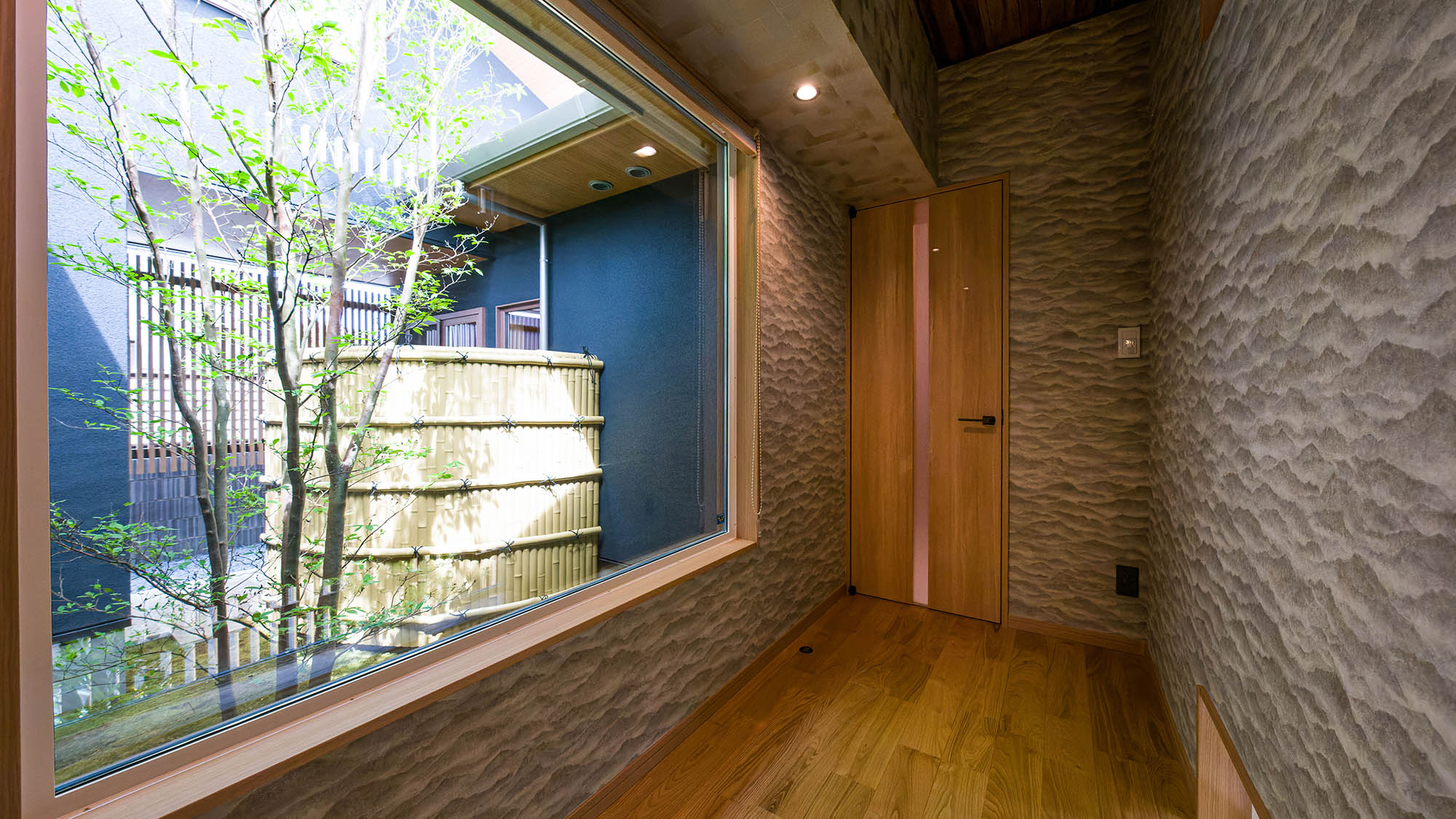 ・【鳳凰館・廊下】廊下にある大きな窓からも中庭を眺めることが出来ます