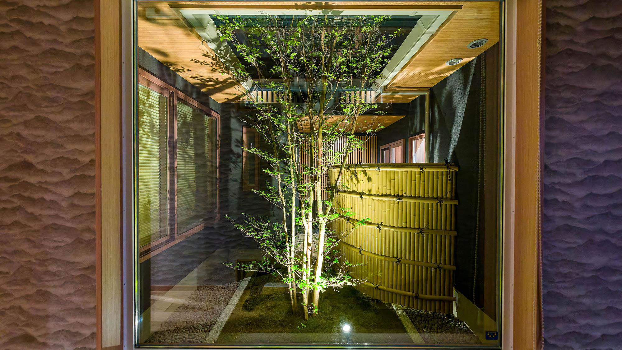 ・【鳳凰館・中庭】夜はライトアップされて、お昼とは違う雰囲気に