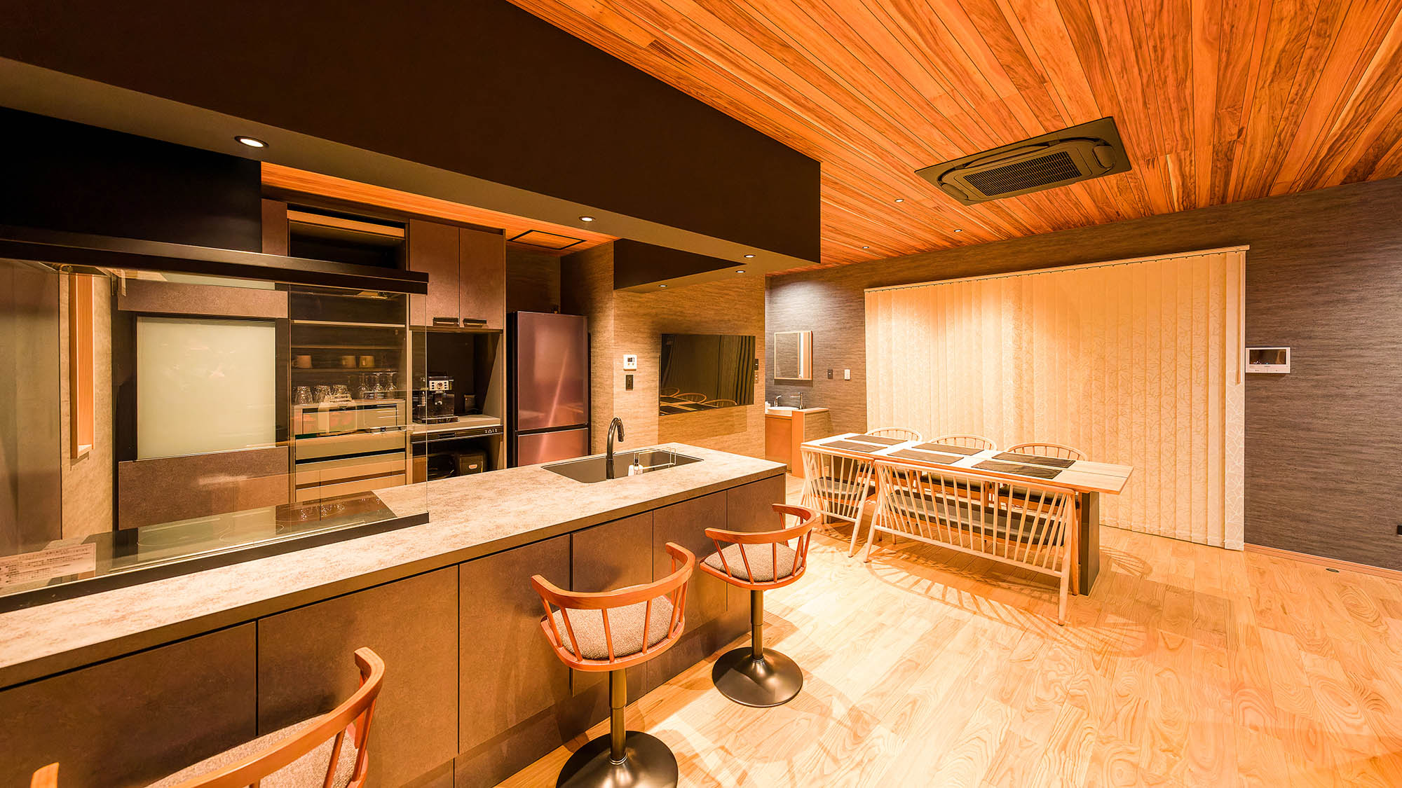 ・【鳳凰館・ダイニングキッチン】ペニンシュラ型の対面式キッチンカウンター