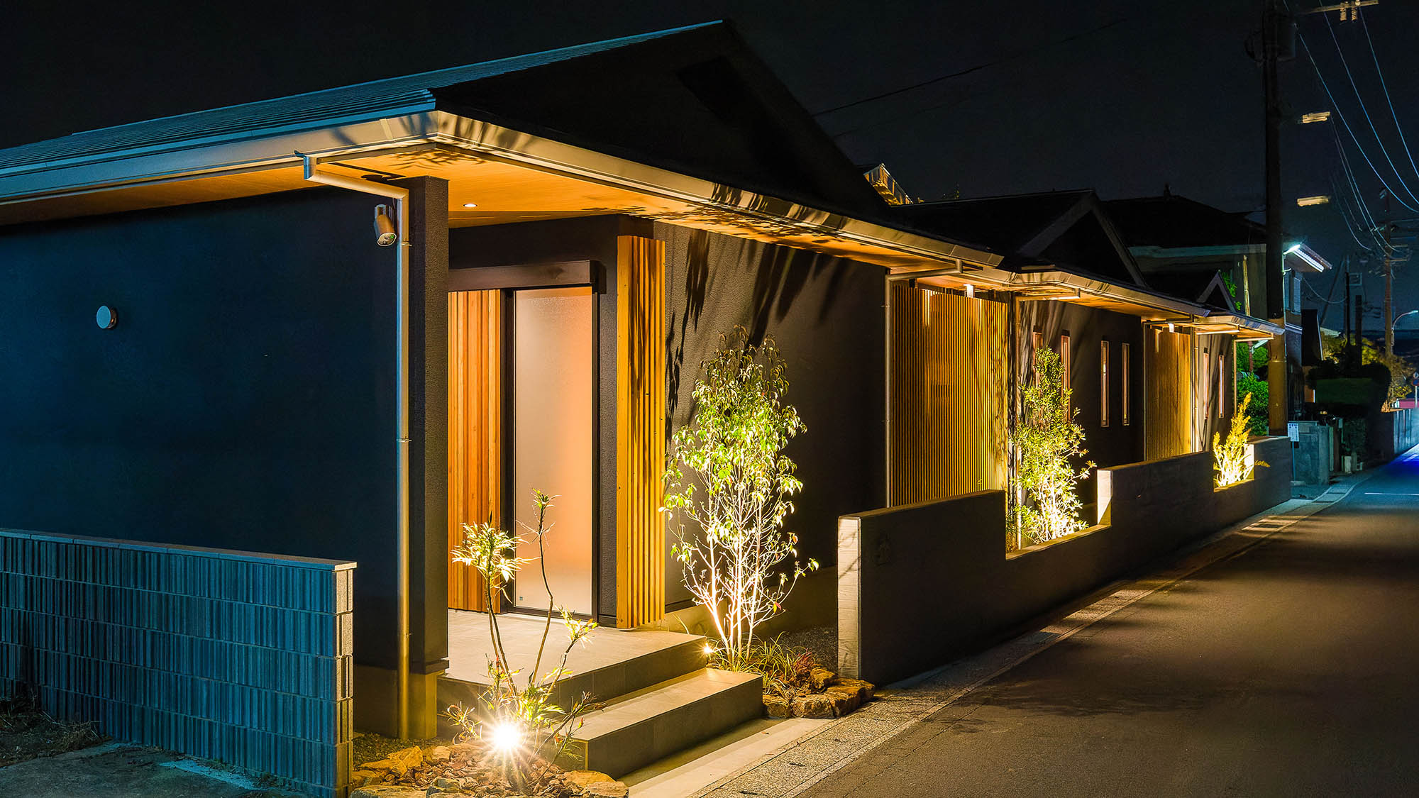 ・【鳳凰館・外観】夜間でもエントランス付近は明るくライトアップ