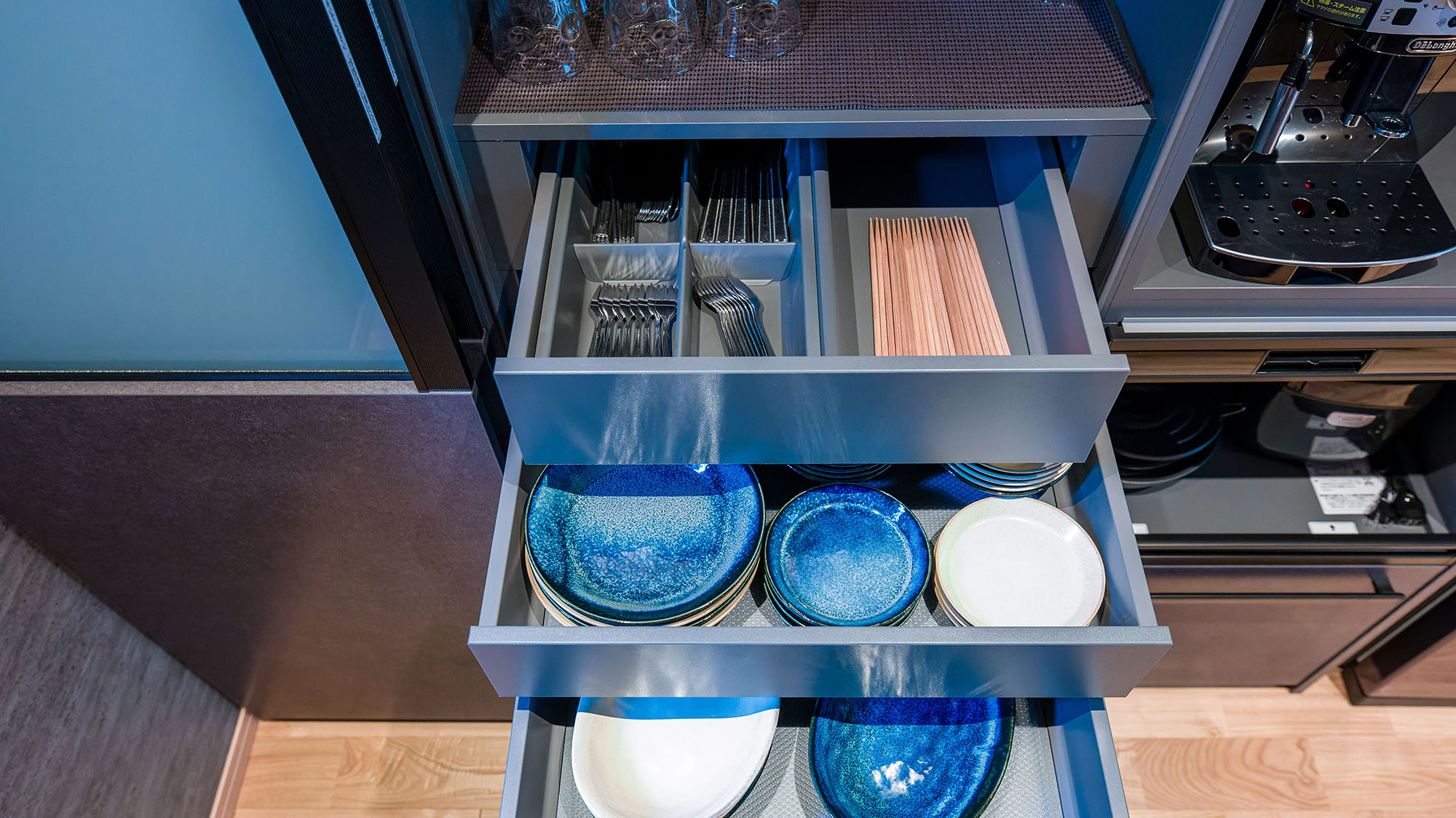 ・【鳳凰館・キッチン】食器やカトラリーもご自由にご利用ください