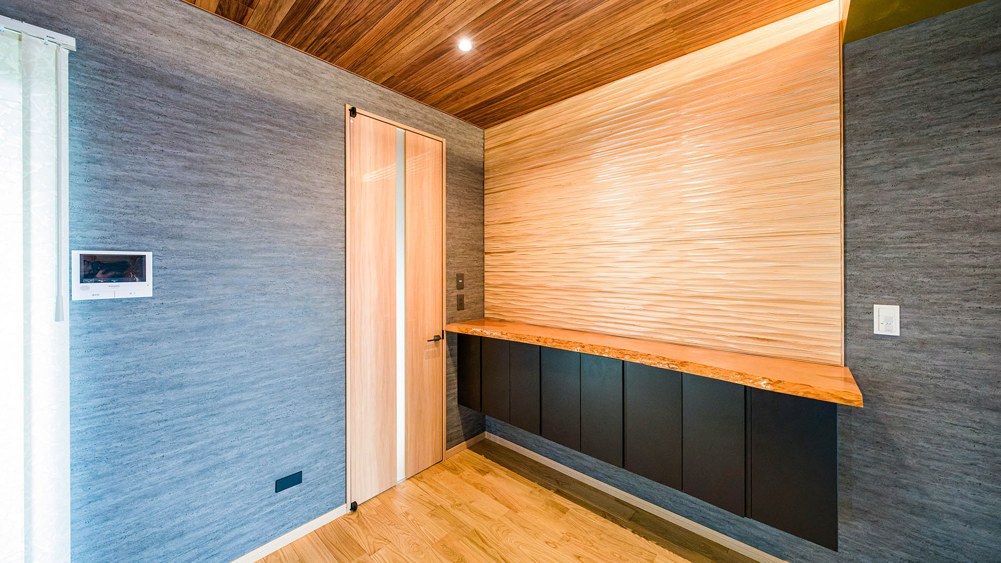 ・【鳳凰館・エントランス】無垢材などこだわりの自然素材を使用した内装