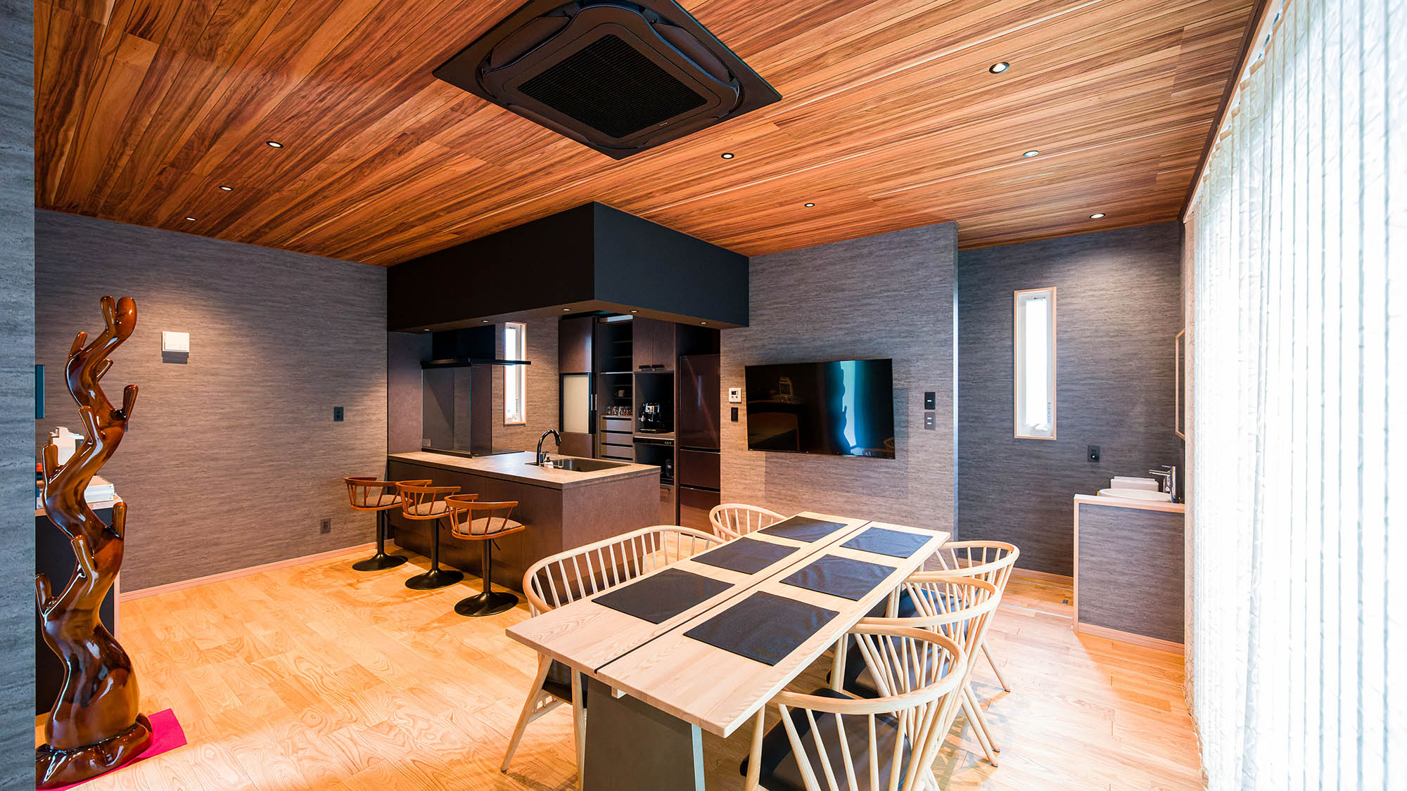 ・【鳳凰館・ダイニングキッチン】大型テレビも設置したダイニングキッチン