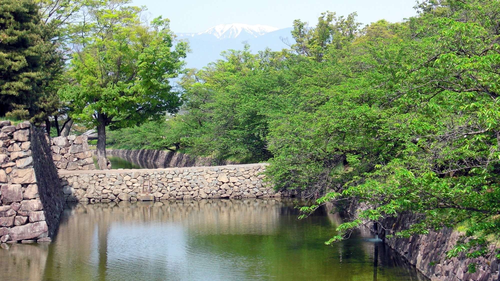 *松本城のお堀から蝶が岳を臨む