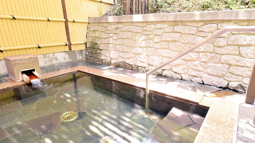 *露天風呂　　浅間温泉のお湯を開放的な空間でお楽しみいただけます。