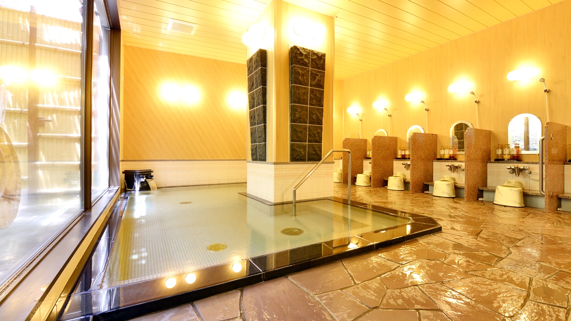 *【中浴場】湯船はやや小ぶりですが、じっくりほのぼのと温泉をお愉しみいただけます。