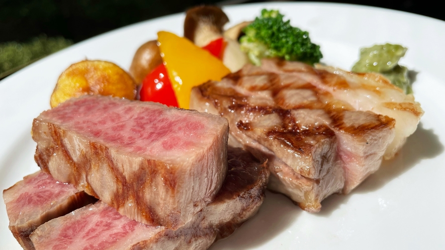 *夕食一例／信州プレミアム牛の和風ステーキ。なめらかな脂が口の中でとろけます。