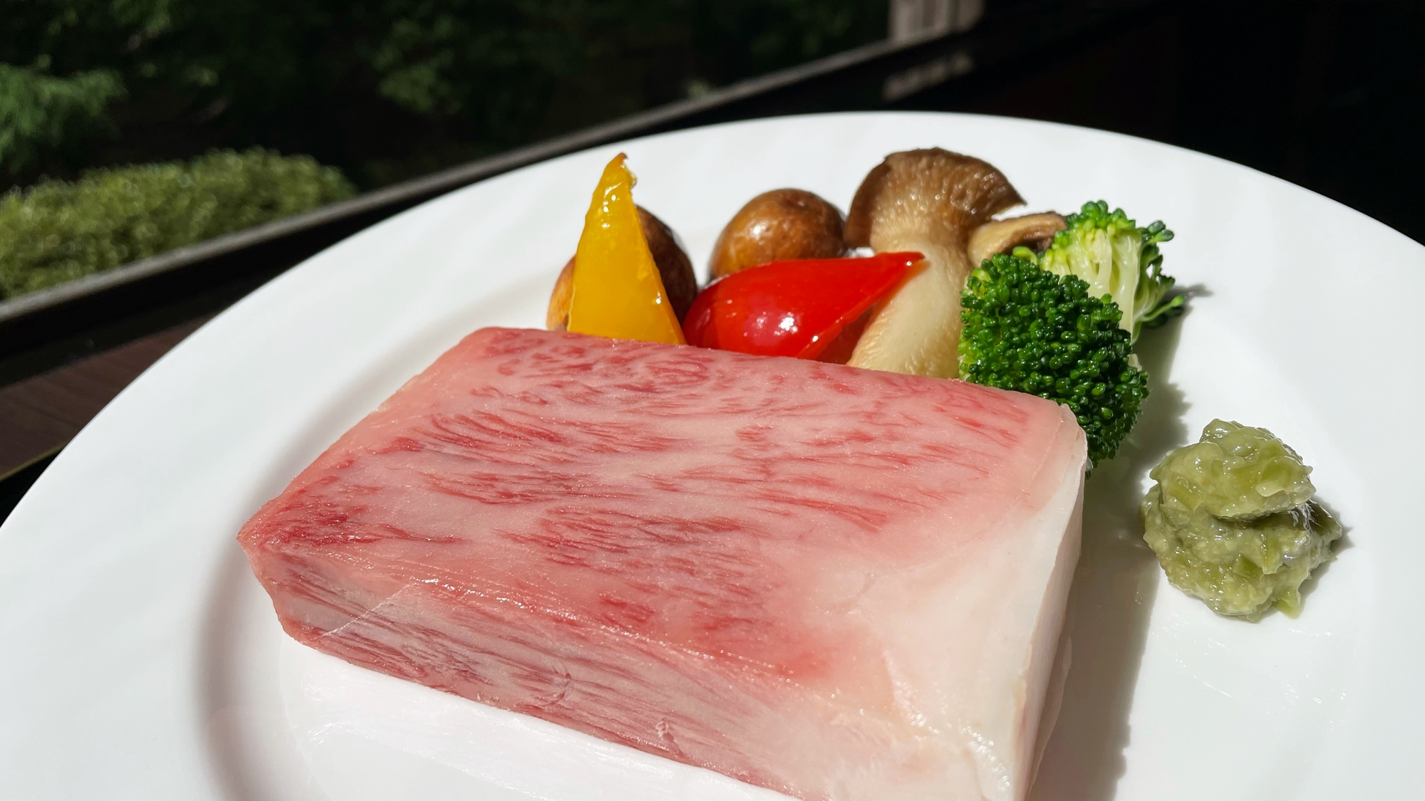 *夕食一例／信州プレミアム牛。美しいサシの入ったお肉を和風ステーキでご提供します。