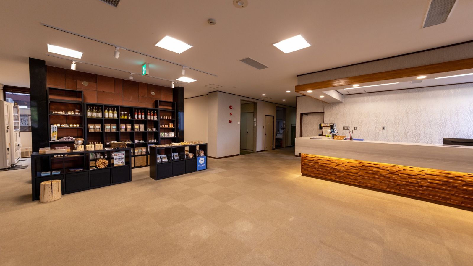 受付と売店（恵那山荘）
