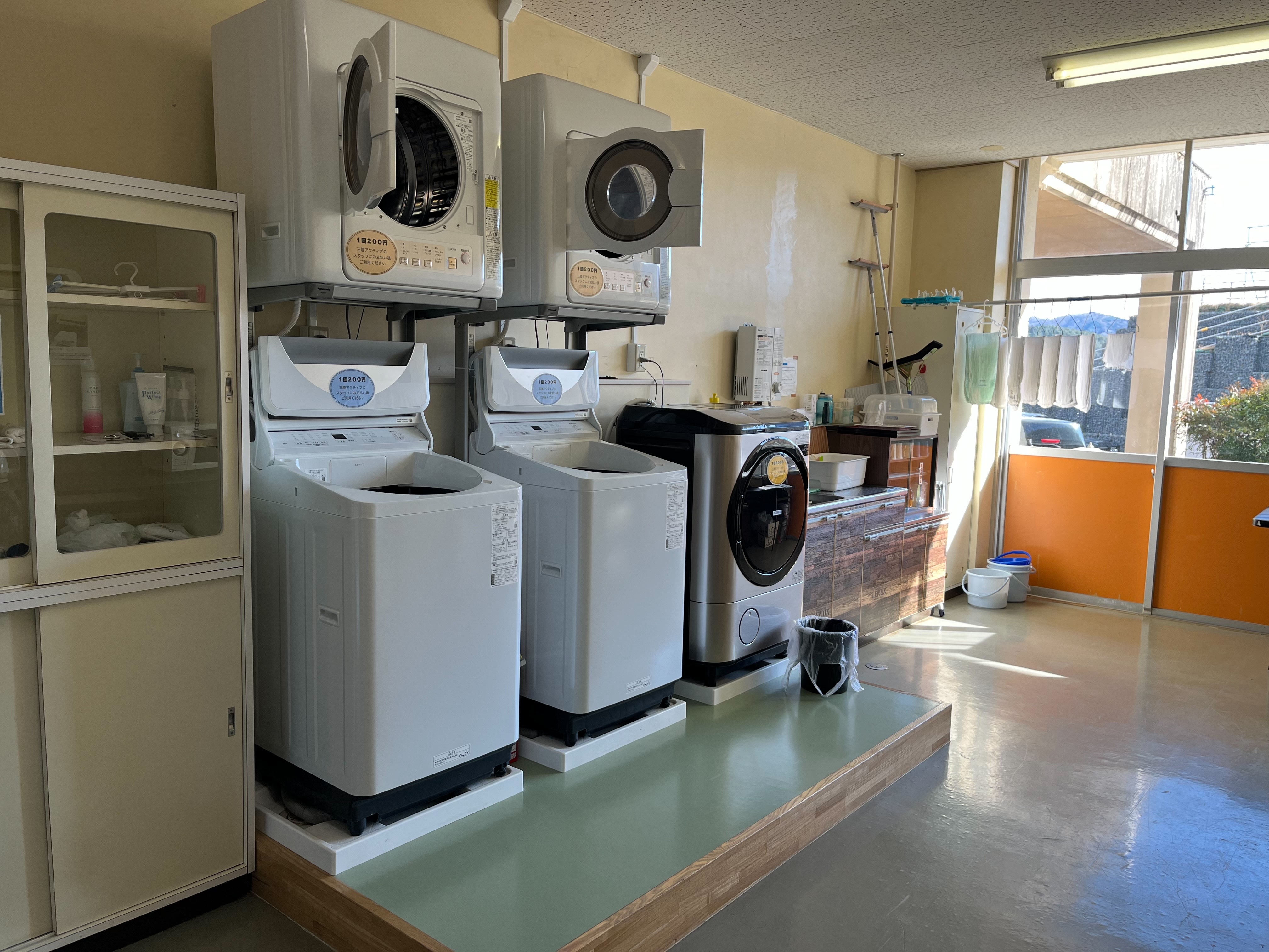 洗濯機１回200円 乾燥機１回200円 洗濯乾燥機500円