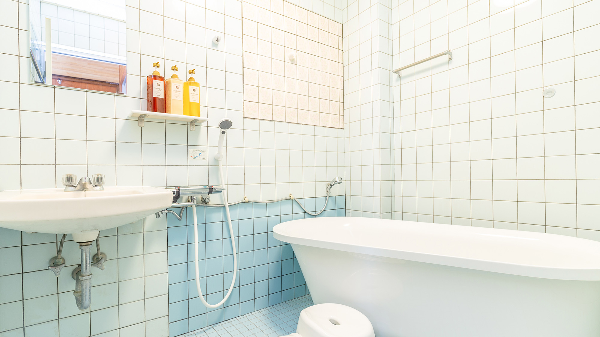 ・【バスルーム】バスタブにゆったり浸かって旅の疲れをリフレッシュ