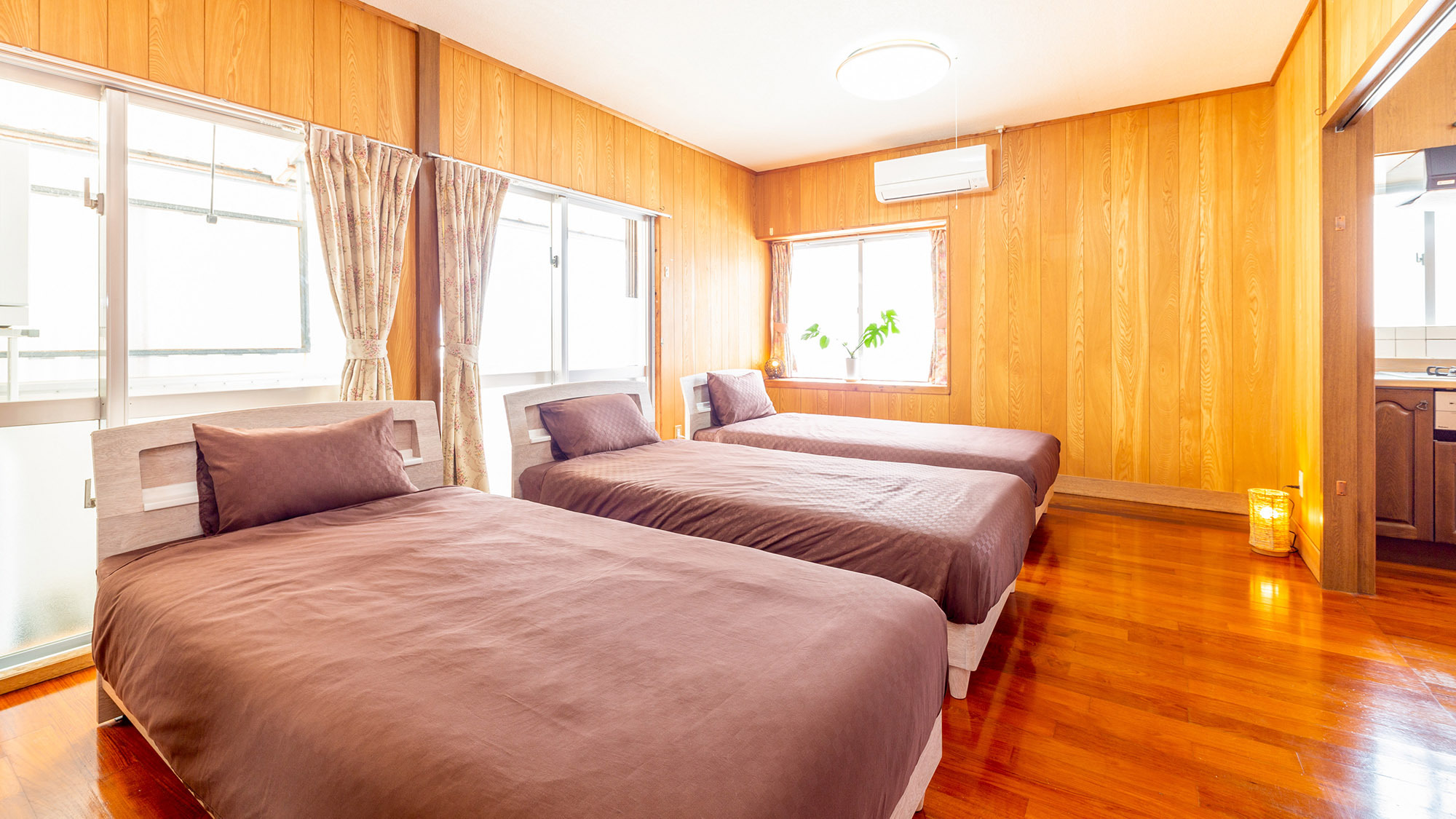 ・【トリプルルーム】二方向に窓があり自然光が差し込む明るいお部屋です