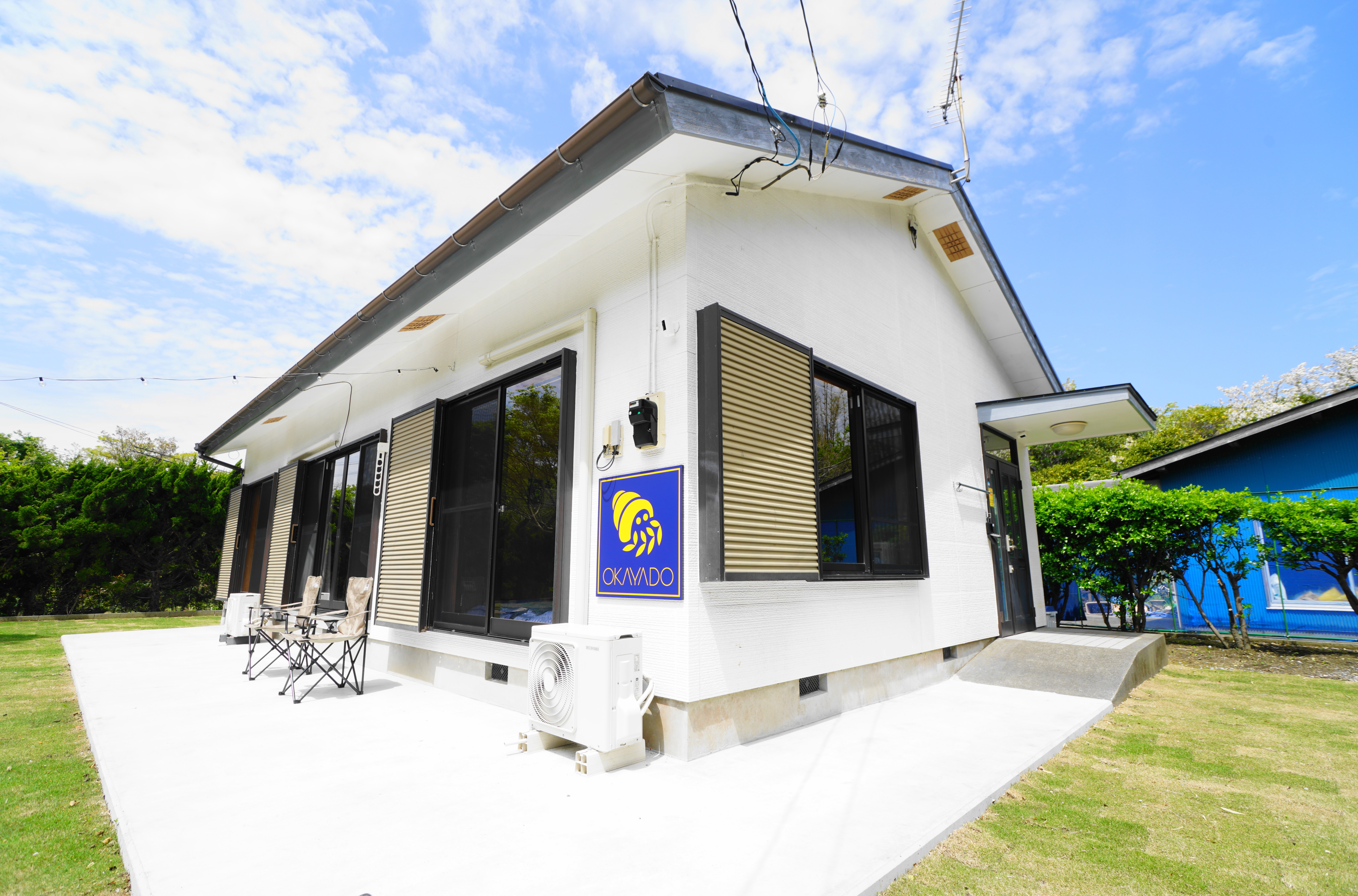 日常を離れ、広々とした芝生の庭でゆったりと過ごしてみませんか。伊豆大島の一棟貸し宿OKAYADOは、静かな森に囲まれた特別な空間。澄んだ空気の中でのんびりと過ごしたり、家族や友人とバーベキューを楽しんだり、思い思いの時間をお過ごしいただけます。ここでしか味わえない島のひとときをぜひご体験ください。