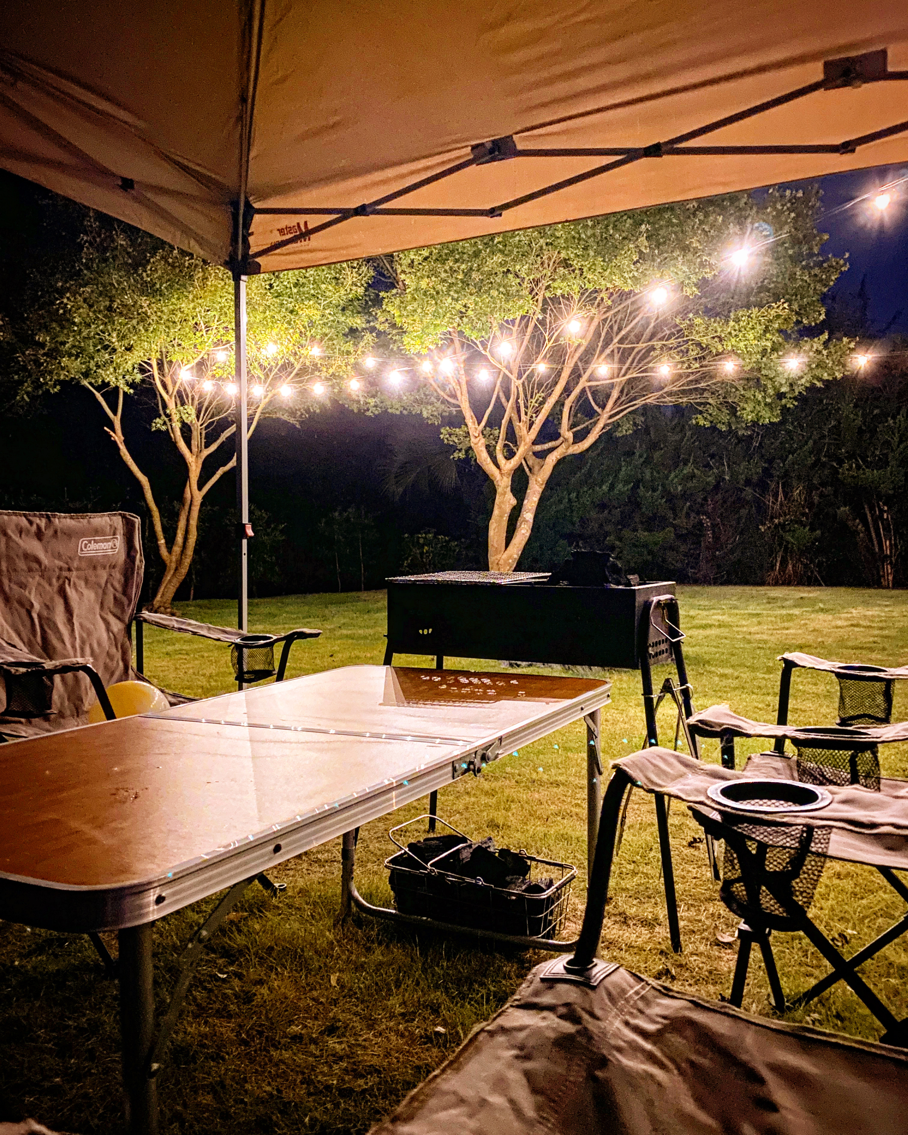 OKAYADOでは、自然に囲まれた庭でバーベキューをお楽しみいただけます。澄んだ空気の中、焚き火のぬくもりを感じながら囲む食卓は、季節を問わず特別なひととき。星空の下で語らう時間は、日常を忘れさせてくれる癒しの体験です。家族や友人との距離も自然と縮まり、思い出深い旅の一幕に。OKAYADOならではのアウトドア時間を、ぜひご体感ください。