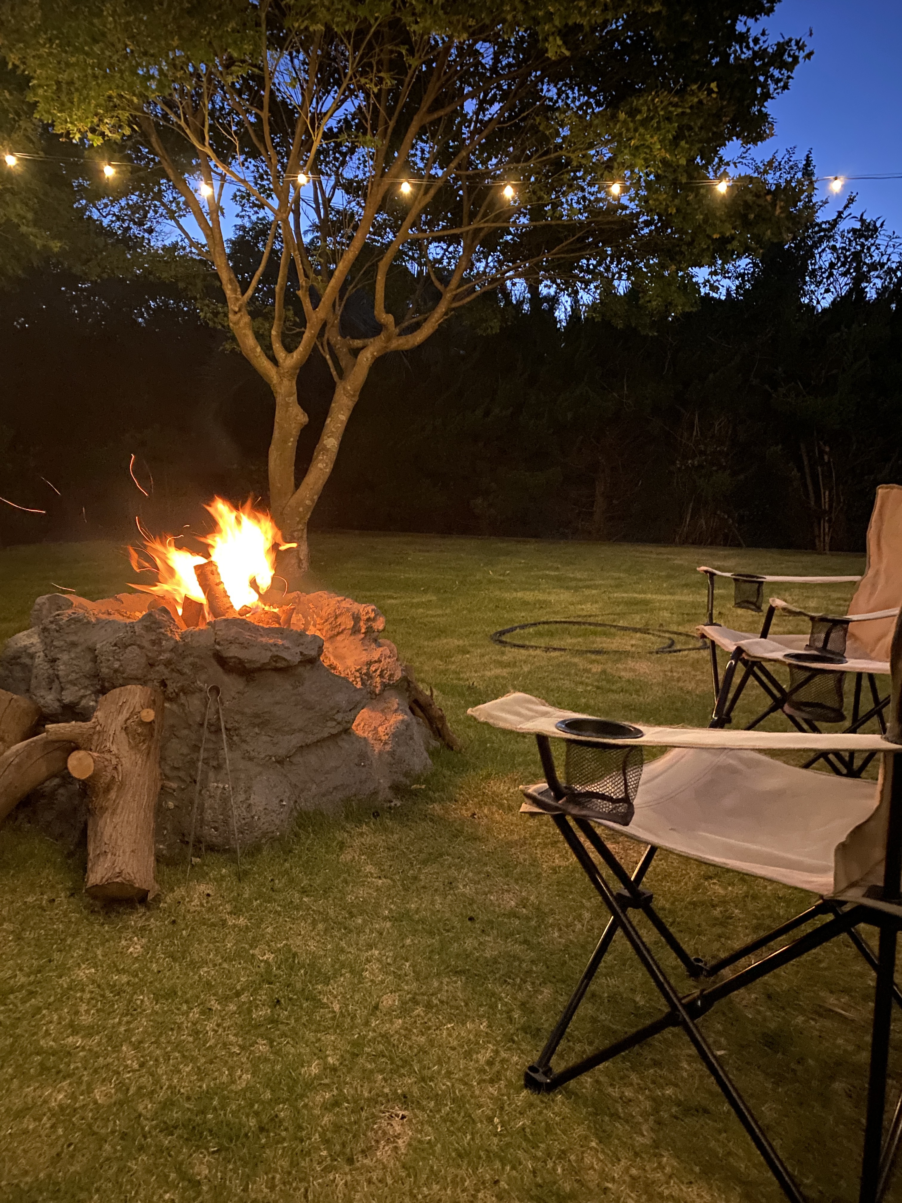 焚き火の音や香りは五感を刺激し、ストレス軽減や心の安定に寄与するそうです。さらに、焚き火を囲むことで自然と会話が生まれ、人間関係の深化やコミュニケーションの促進にもつながります。