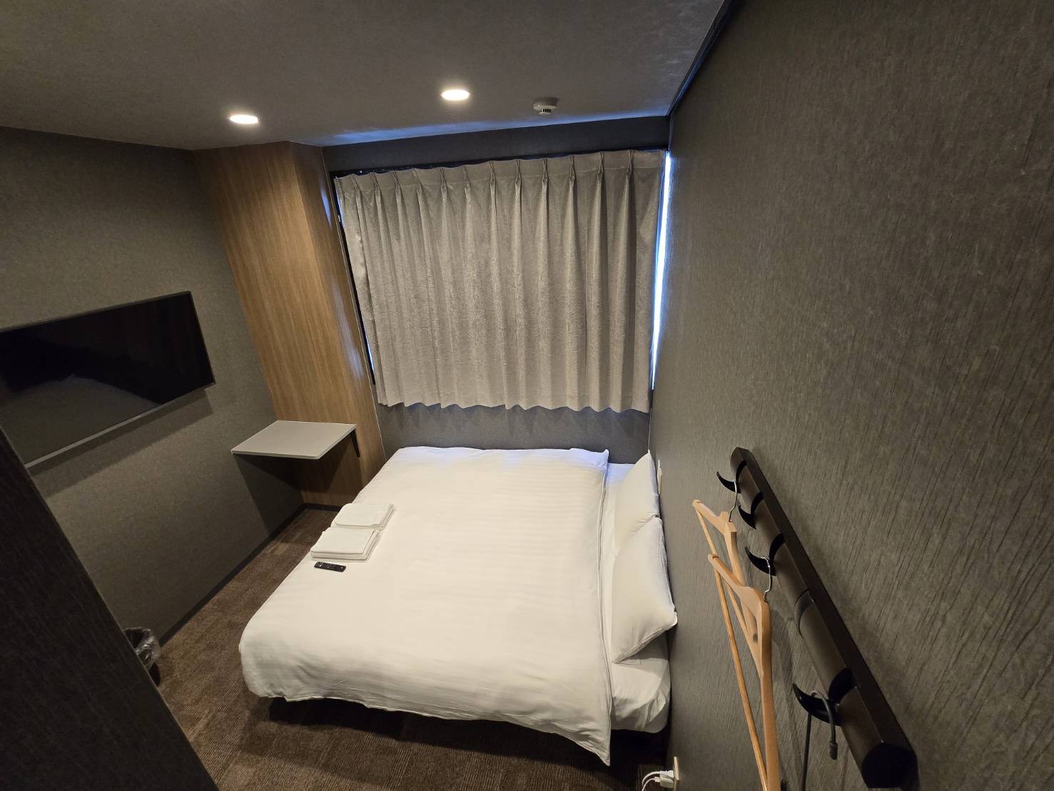 新館　個室　クイーンベッド１台　12平米シャワーのみ浴槽なし