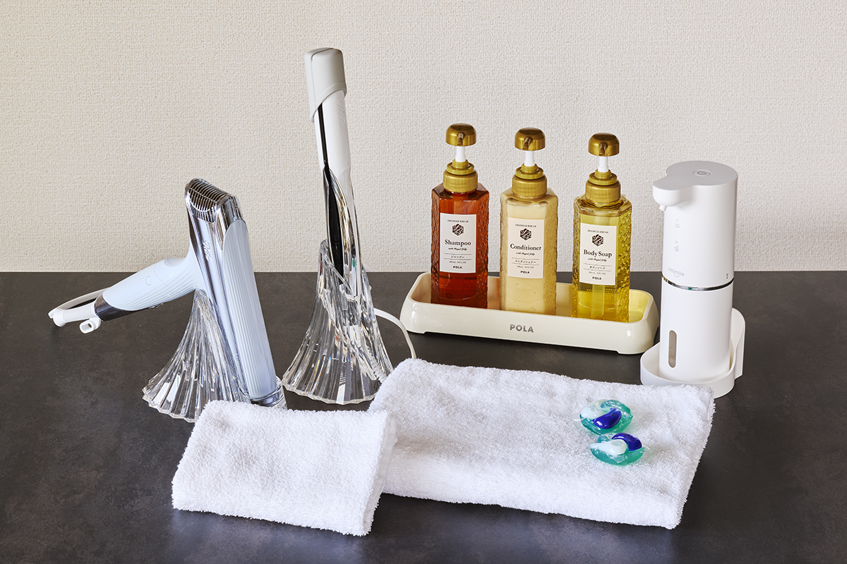 備え付けのアメニティ。（ヘアアイロン、ドライヤーは施設によって異なります。）