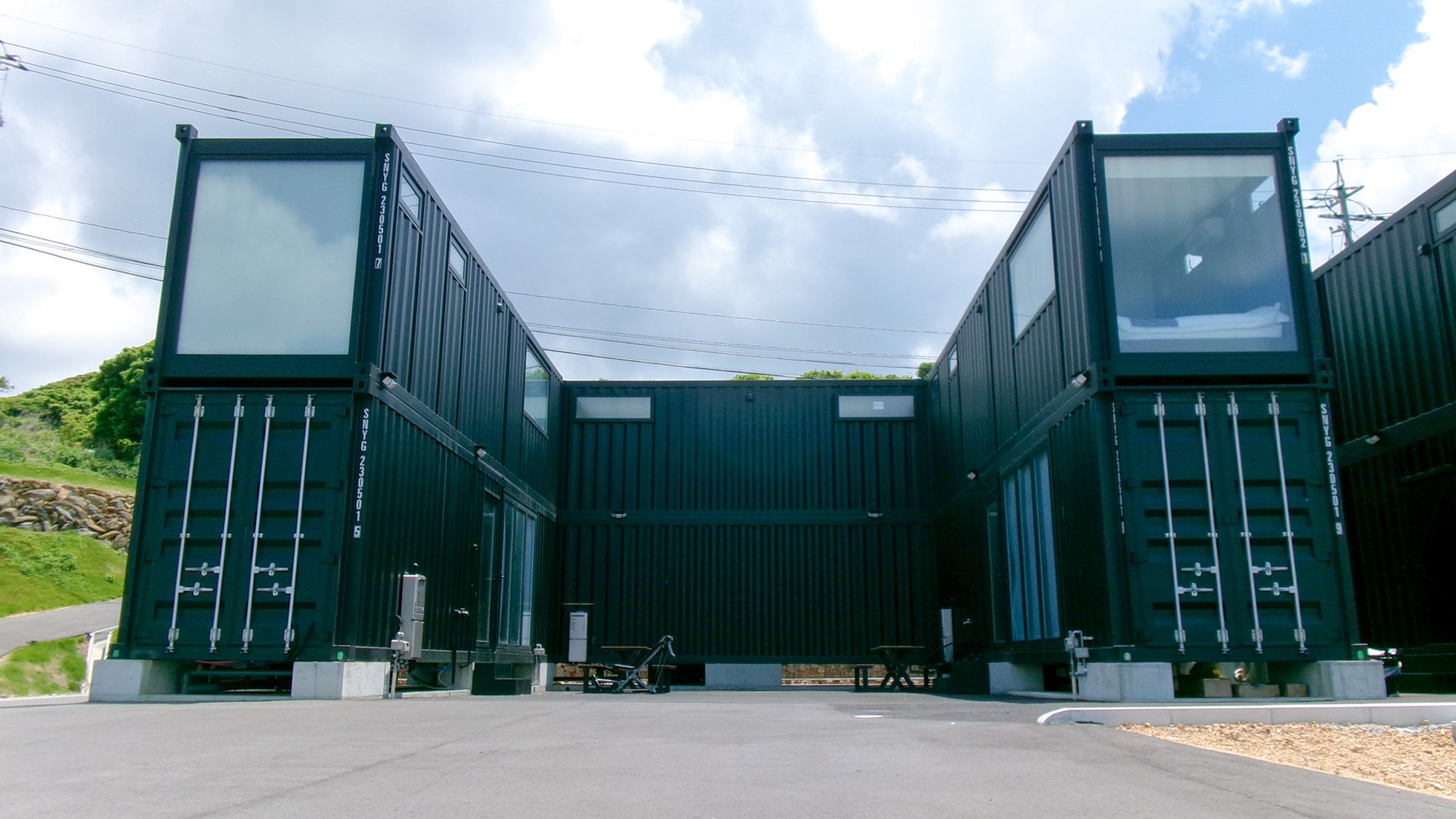 ・【2階建てコンテナ（海側）】1階はリビングやバスルーム、2階は寝室になっています